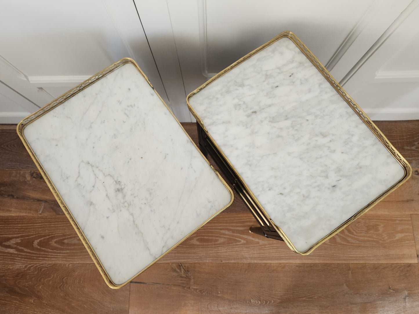 Paire de chevets Louis XVI, marbre de Carrare, Bronze.