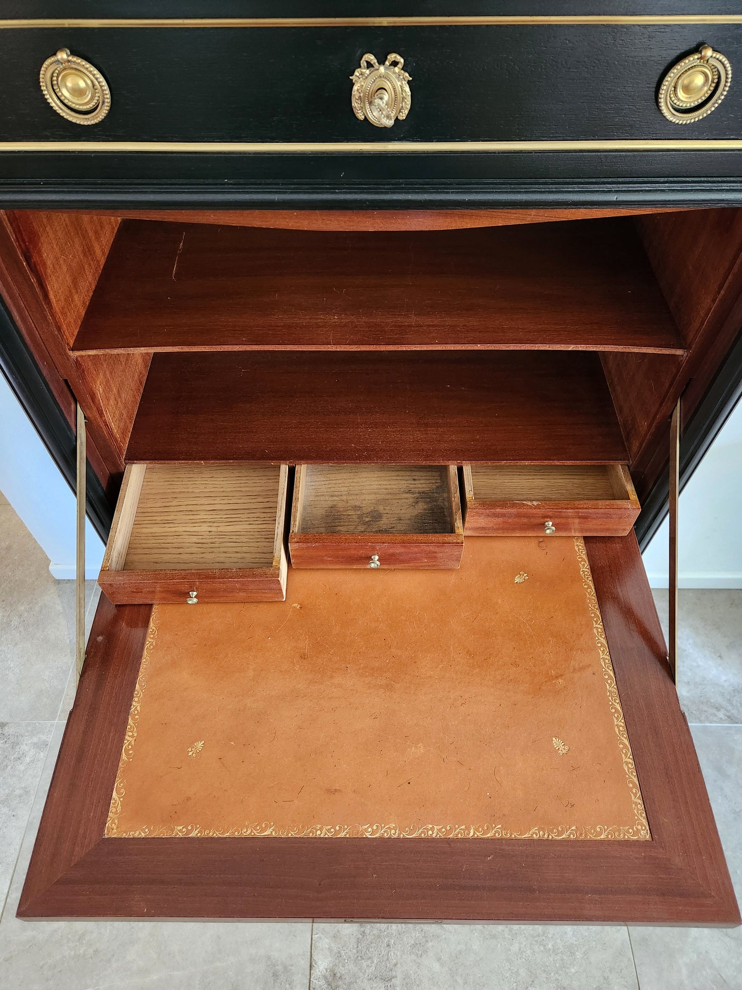 Secrétaire Louis XVI, marbre de Carrare, bronze.