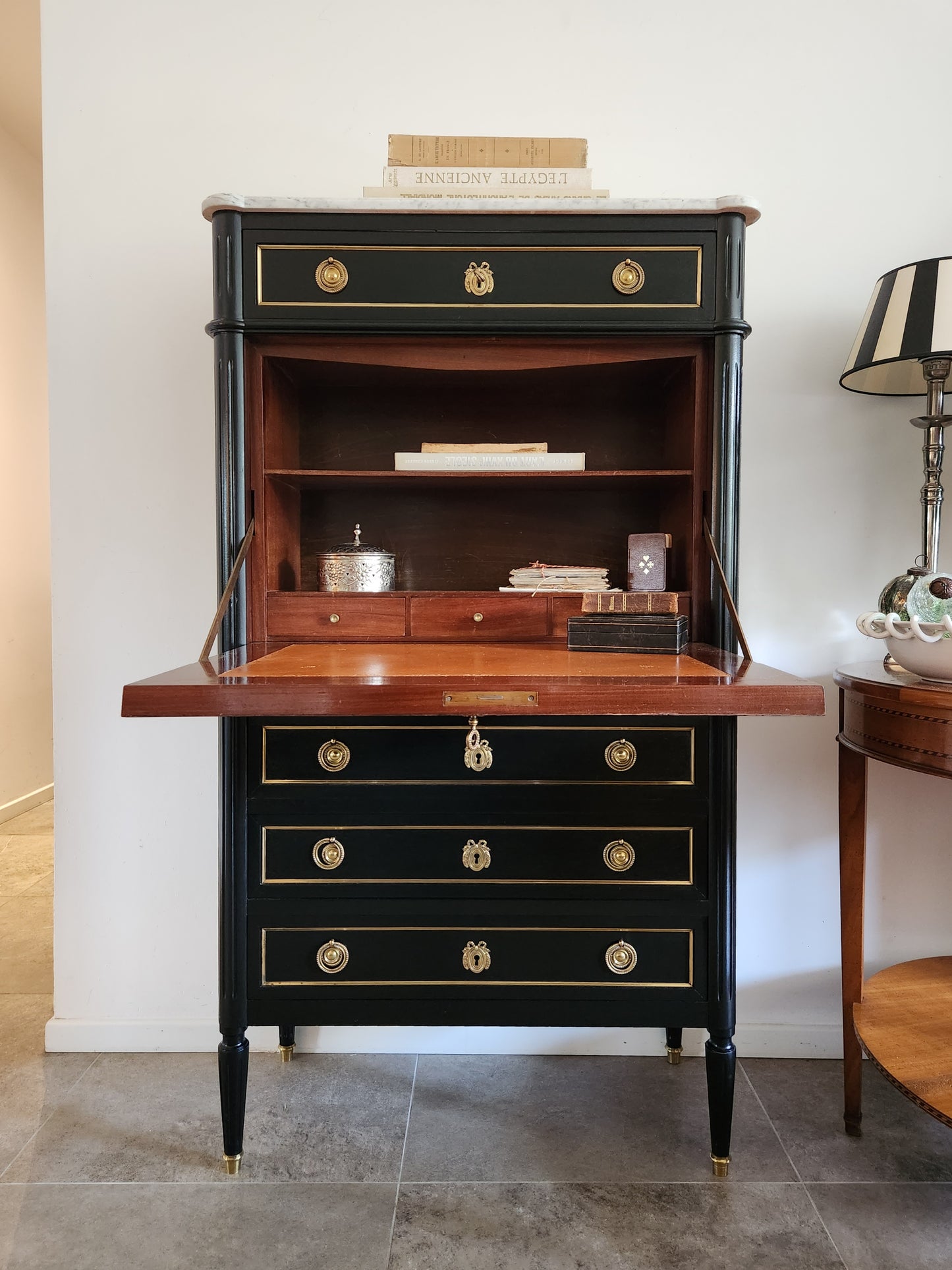 Secrétaire Louis XVI, marbre de Carrare, bronze.