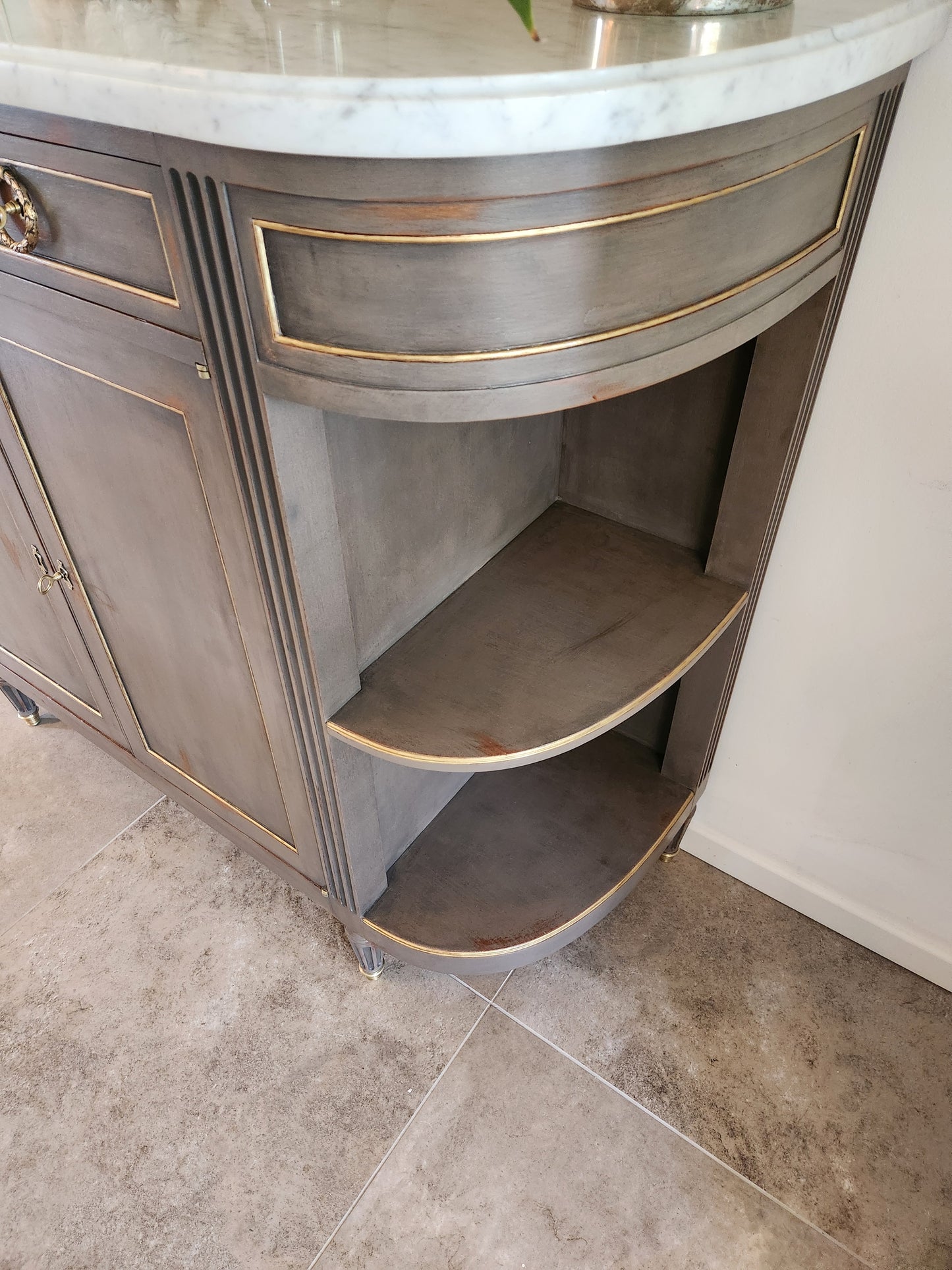 Buffet Louis XVI, marbre de carrare et détails en bronze.