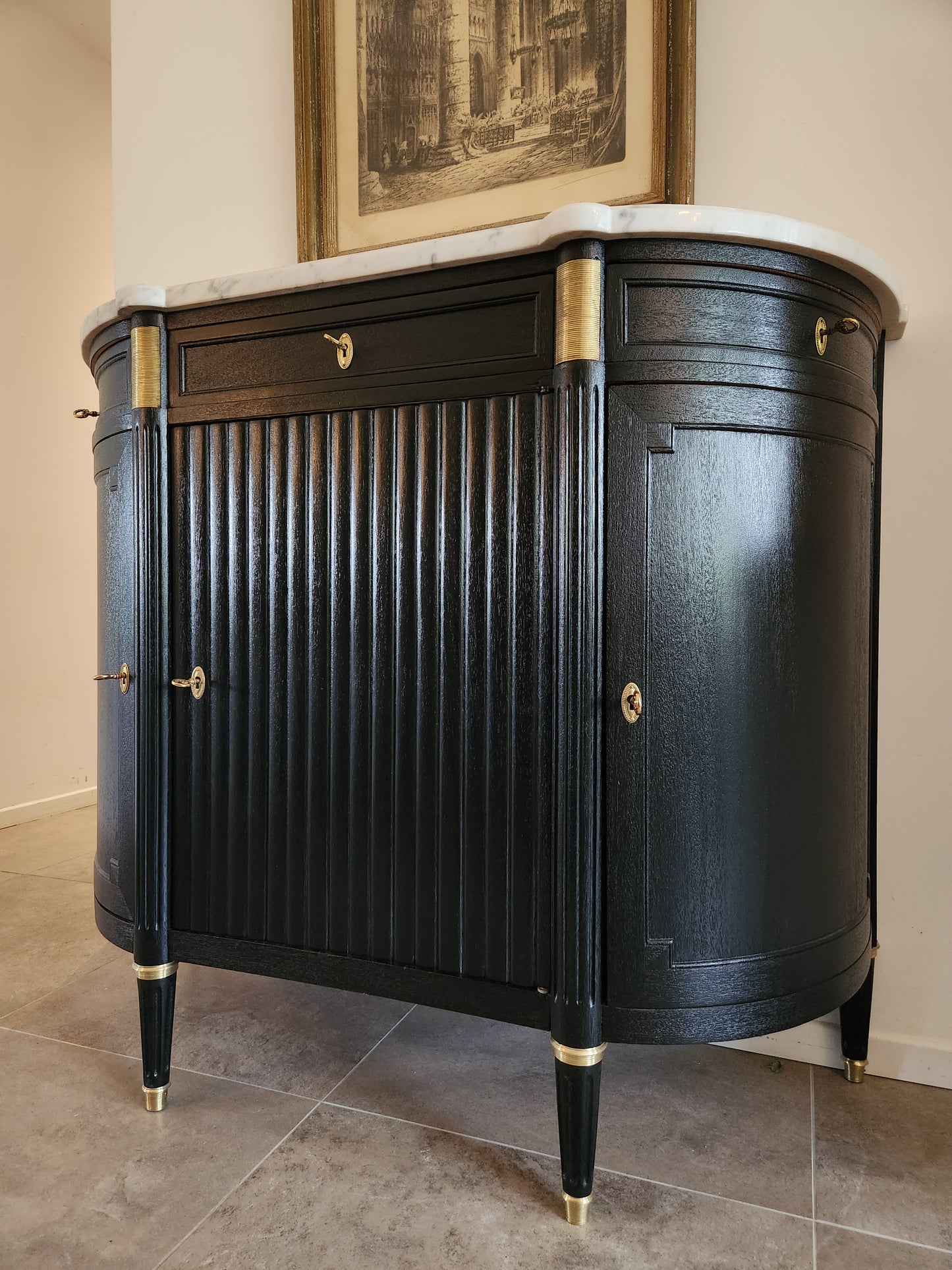 Buffet Louis XVI, marbre de Carrare, détails en bronze.