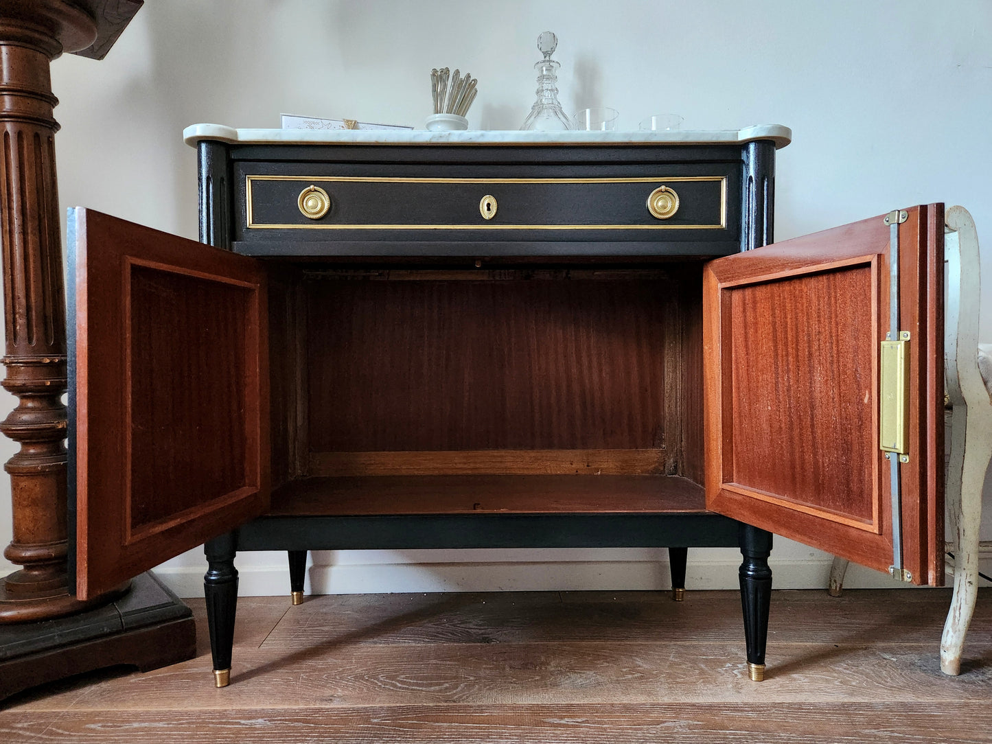 Commode Buffet Louis XVI, marbre de Carrare, bronze.