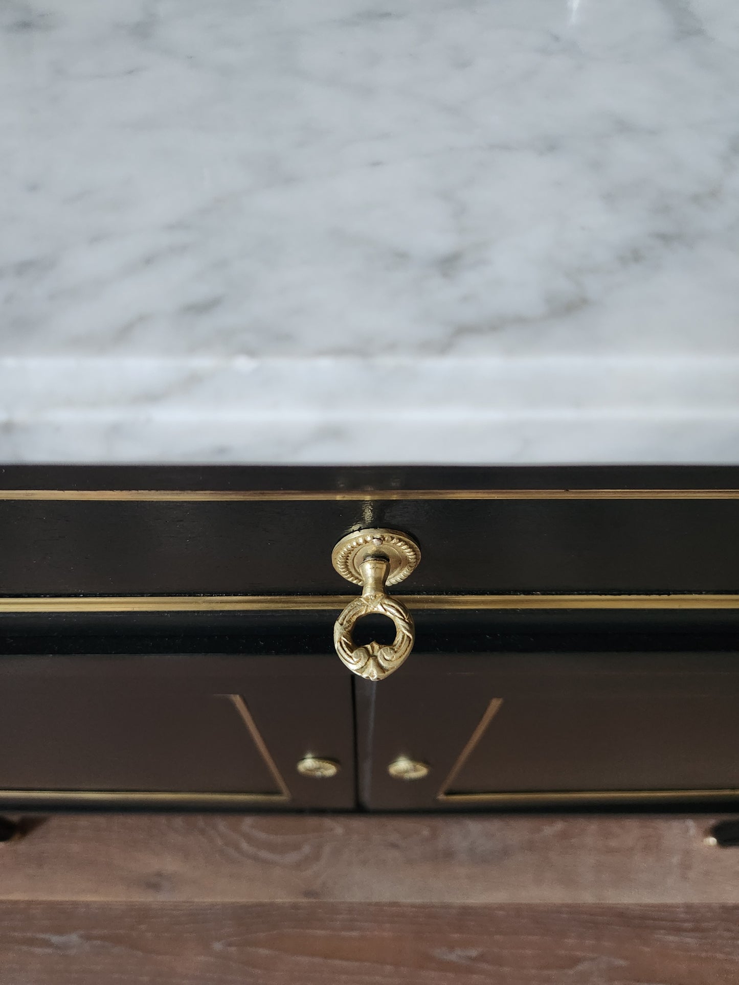 Commode Buffet Louis XVI, marbre de Carrare, bronze.