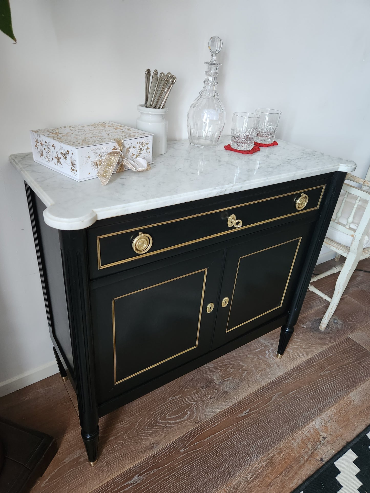 Commode Buffet Louis XVI, marbre de Carrare, bronze.