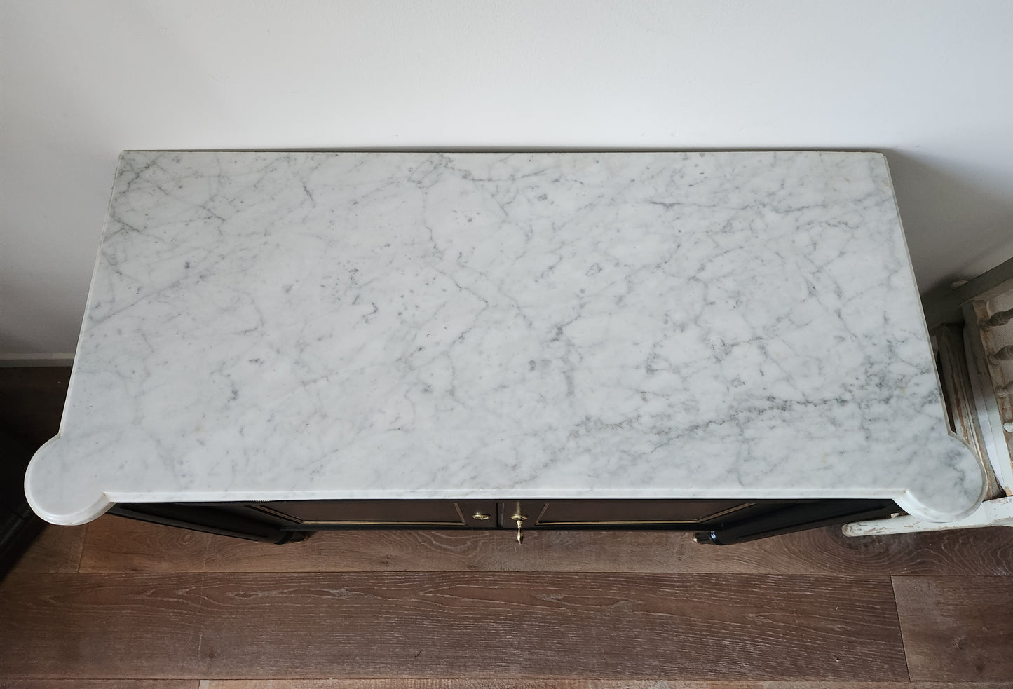 Commode Buffet Louis XVI, marbre de Carrare, bronze.