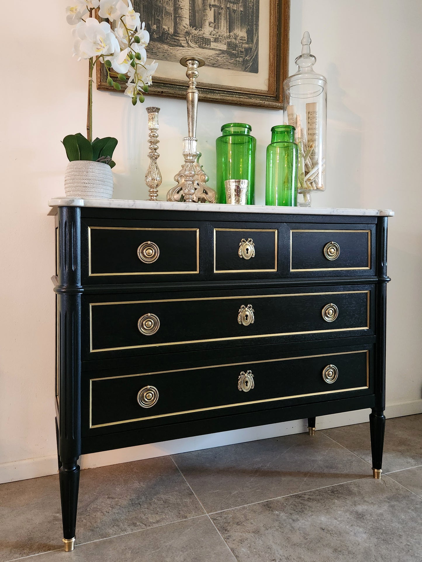 Commode Louis XVI, marbre de Carrare, bronze et laiton.