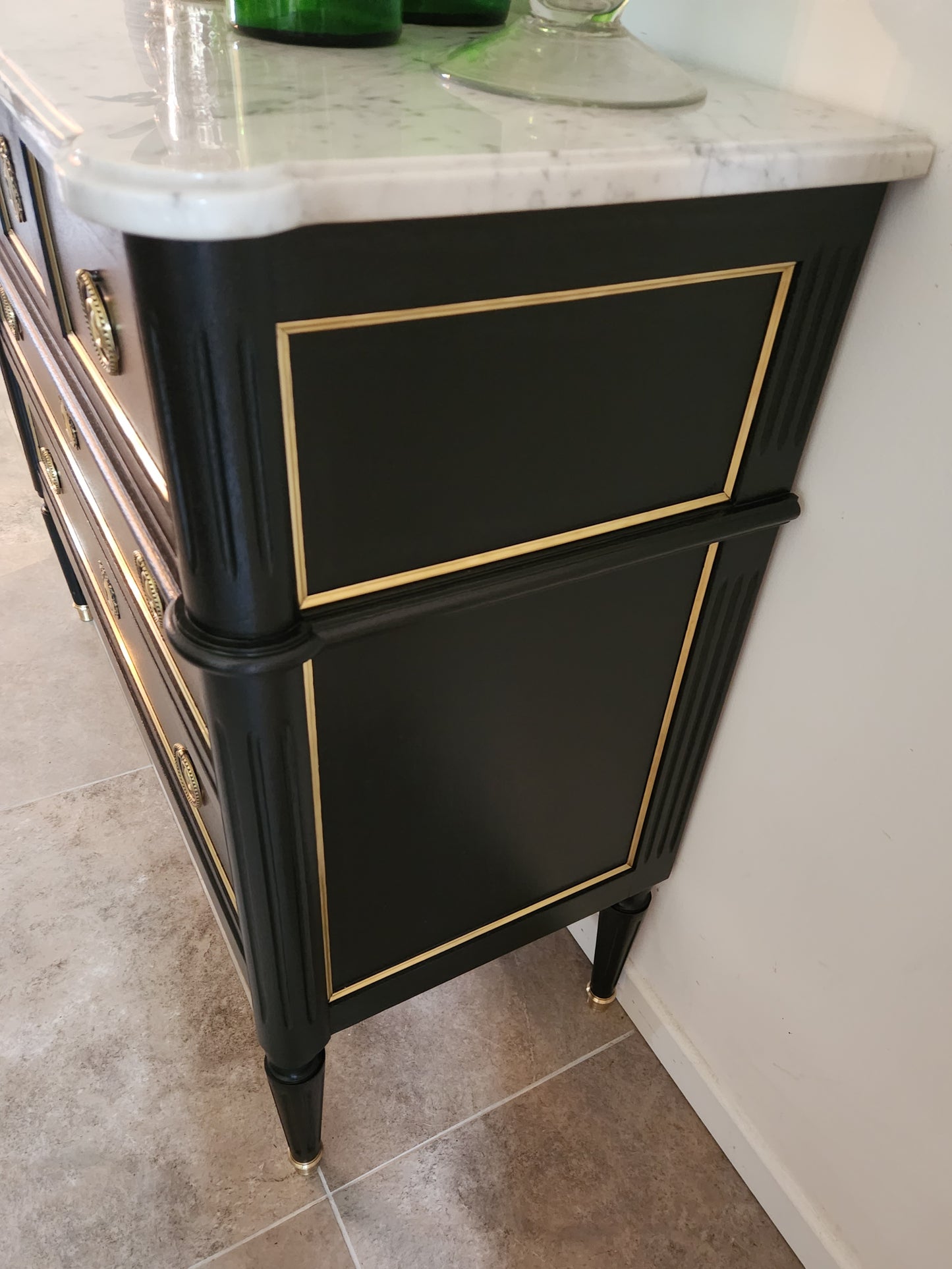 Commode Louis XVI, marbre de Carrare, bronze et laiton.