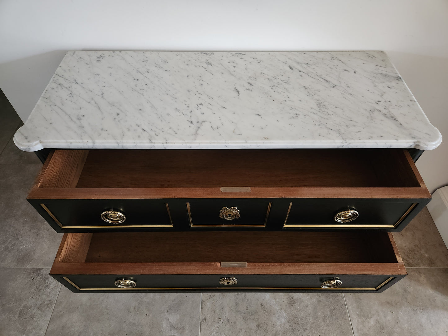 Commode Louis XVI, marbre de Carrare, bronze et laiton.