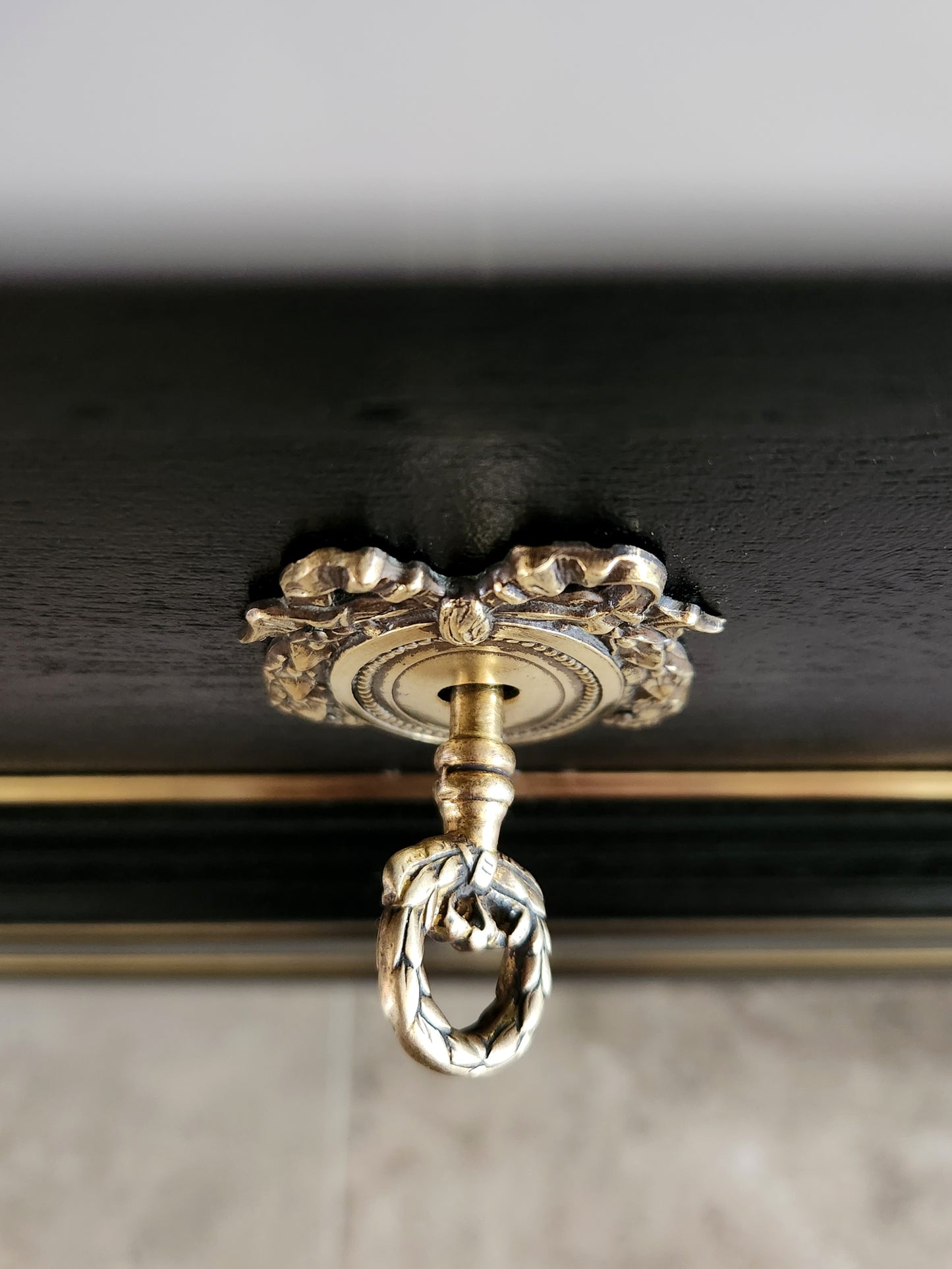 Commode Louis XVI, marbre de Carrare, bronze et laiton.