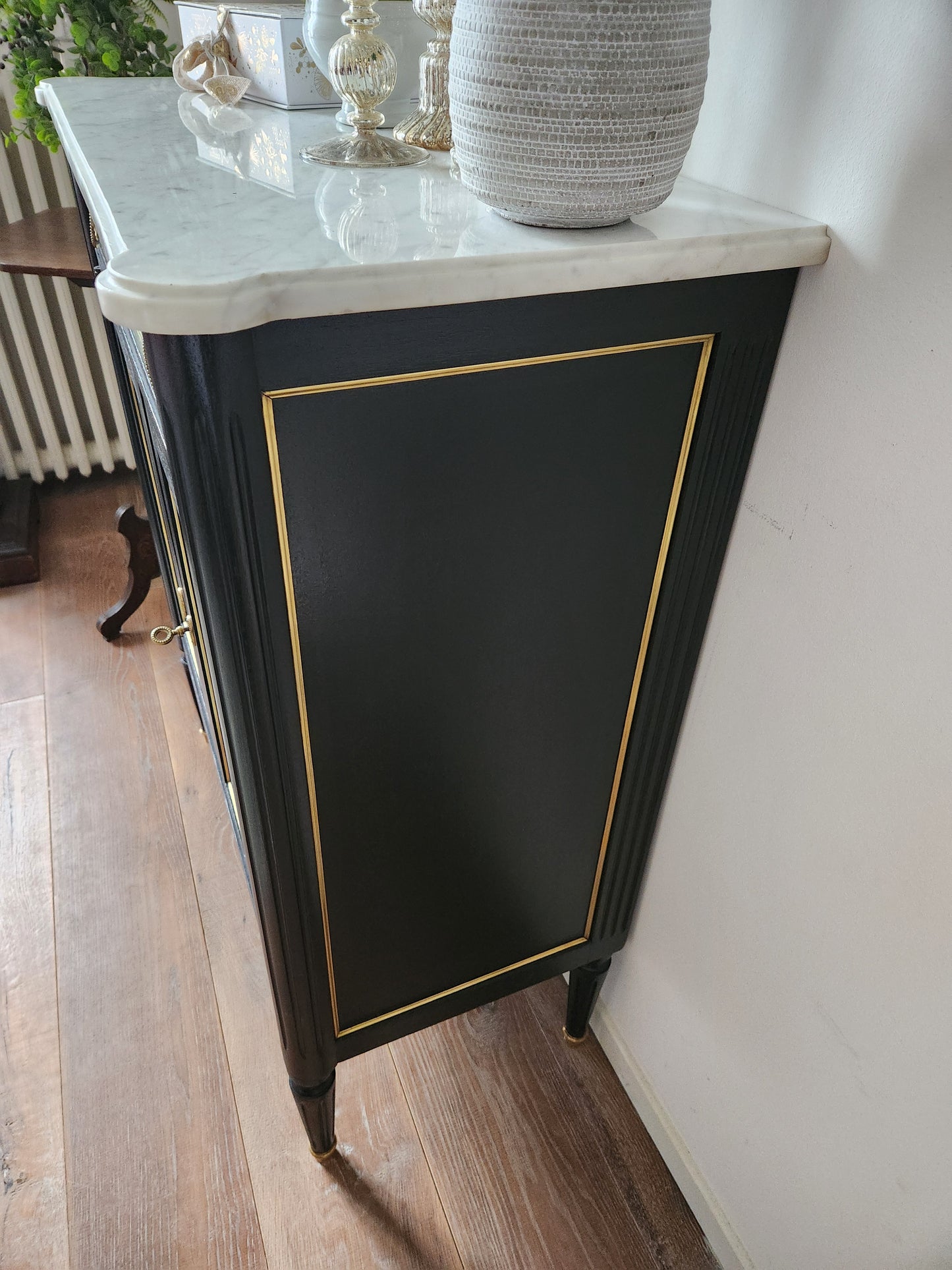 Commode buffet Louis XVI, marbre de Carrare, bronze.