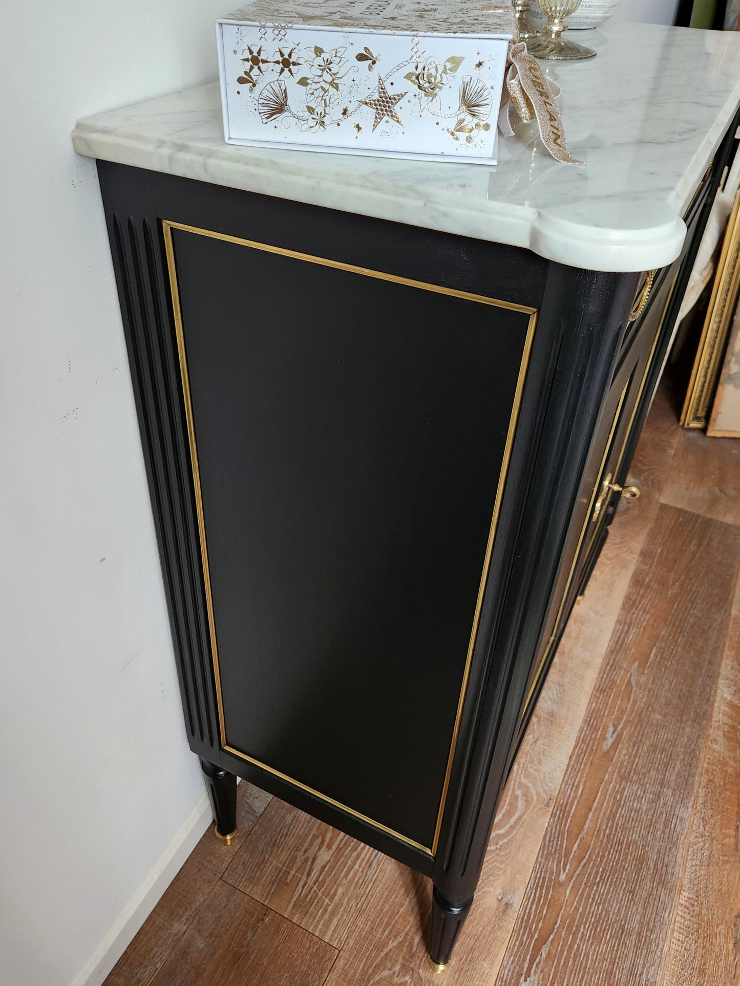 Commode buffet Louis XVI, marbre de Carrare, bronze.