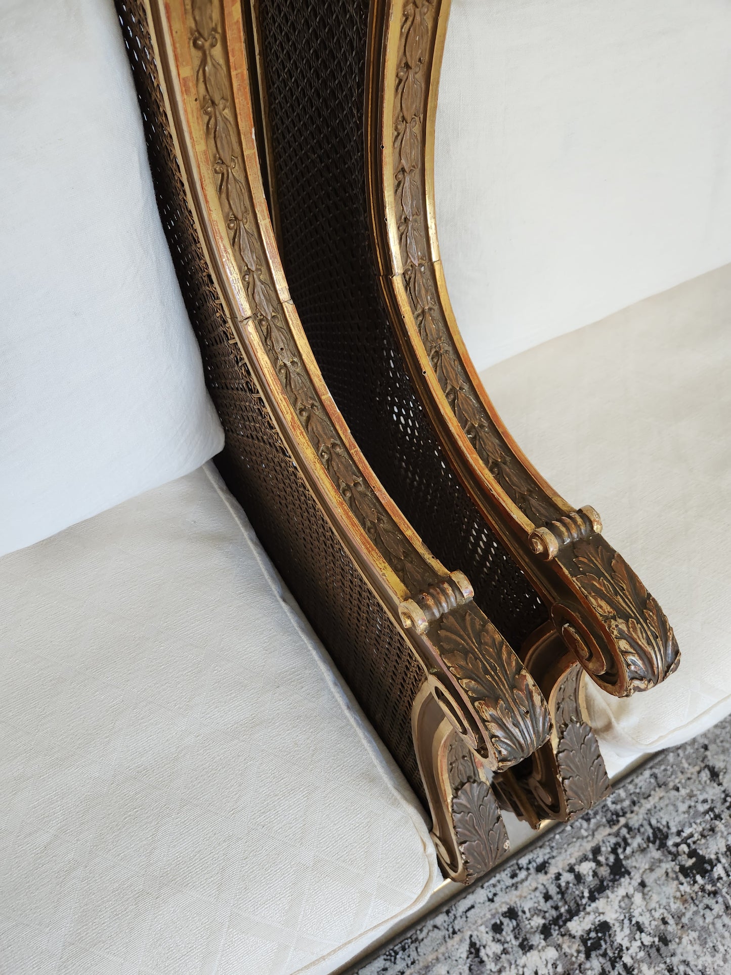 Paire de fauteuils Louis XVI, bois doré, 18ème siècle.