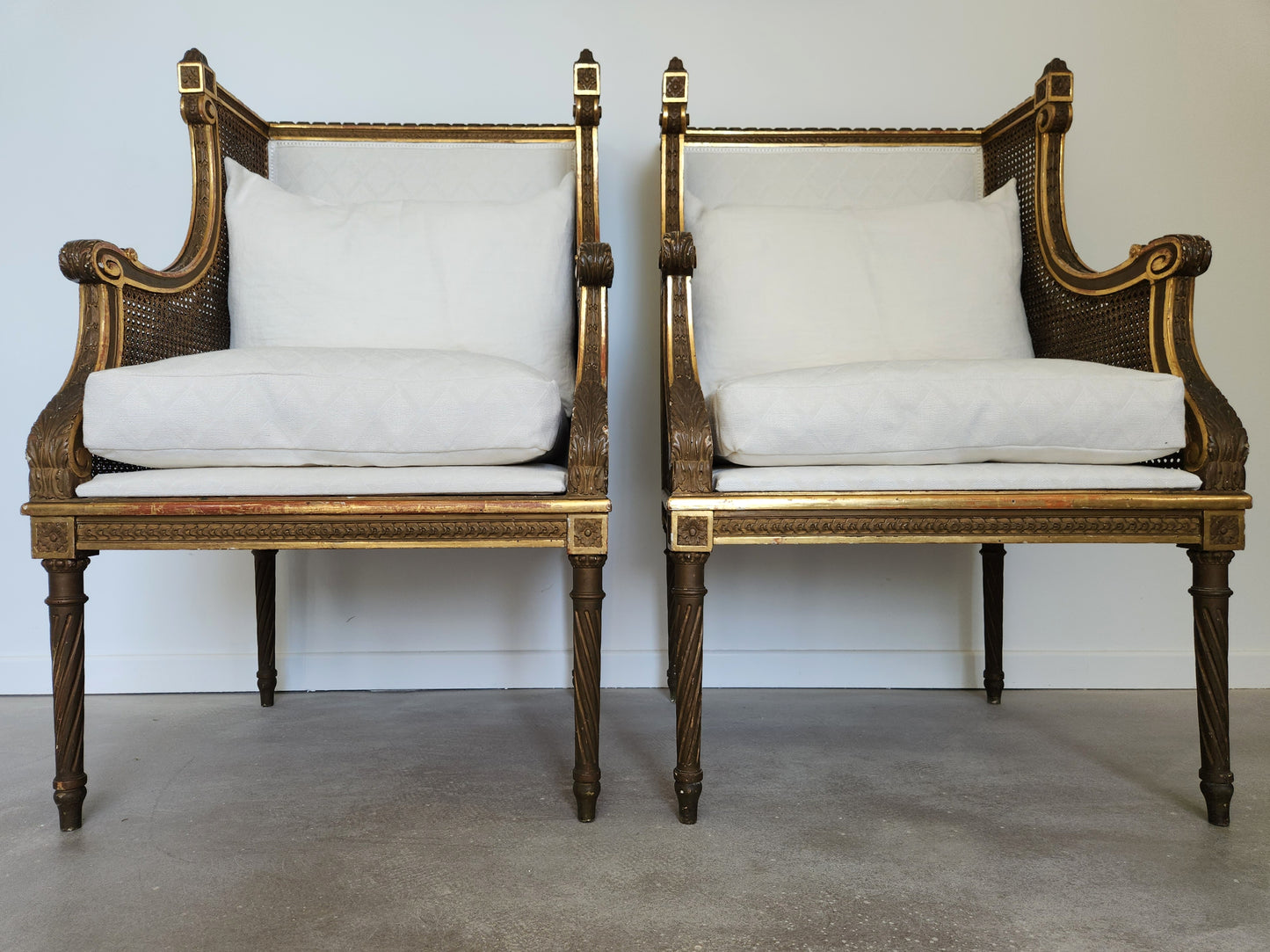 Paire de fauteuils Louis XVI, bois doré, 18ème siècle.