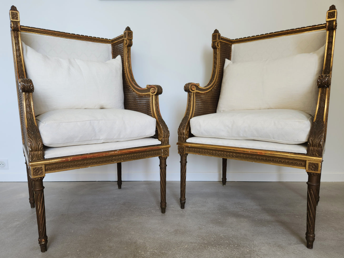 Paire de fauteuils Louis XVI, bois doré, 18ème siècle.