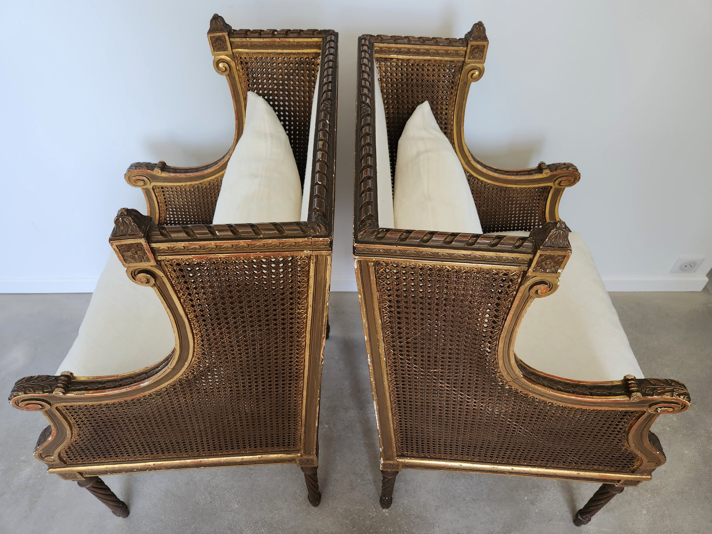 Paire de fauteuils Louis XVI, bois doré, 18ème siècle.