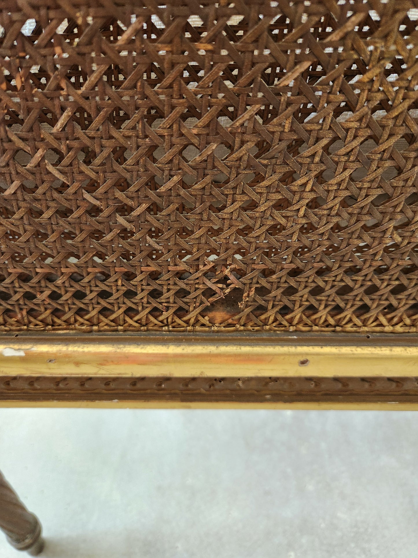 Paire de fauteuils Louis XVI, bois doré, 18ème siècle.
