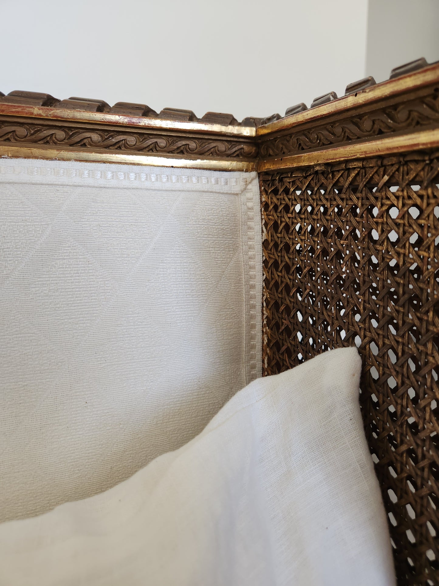 Paire de fauteuils Louis XVI, bois doré, 18ème siècle.