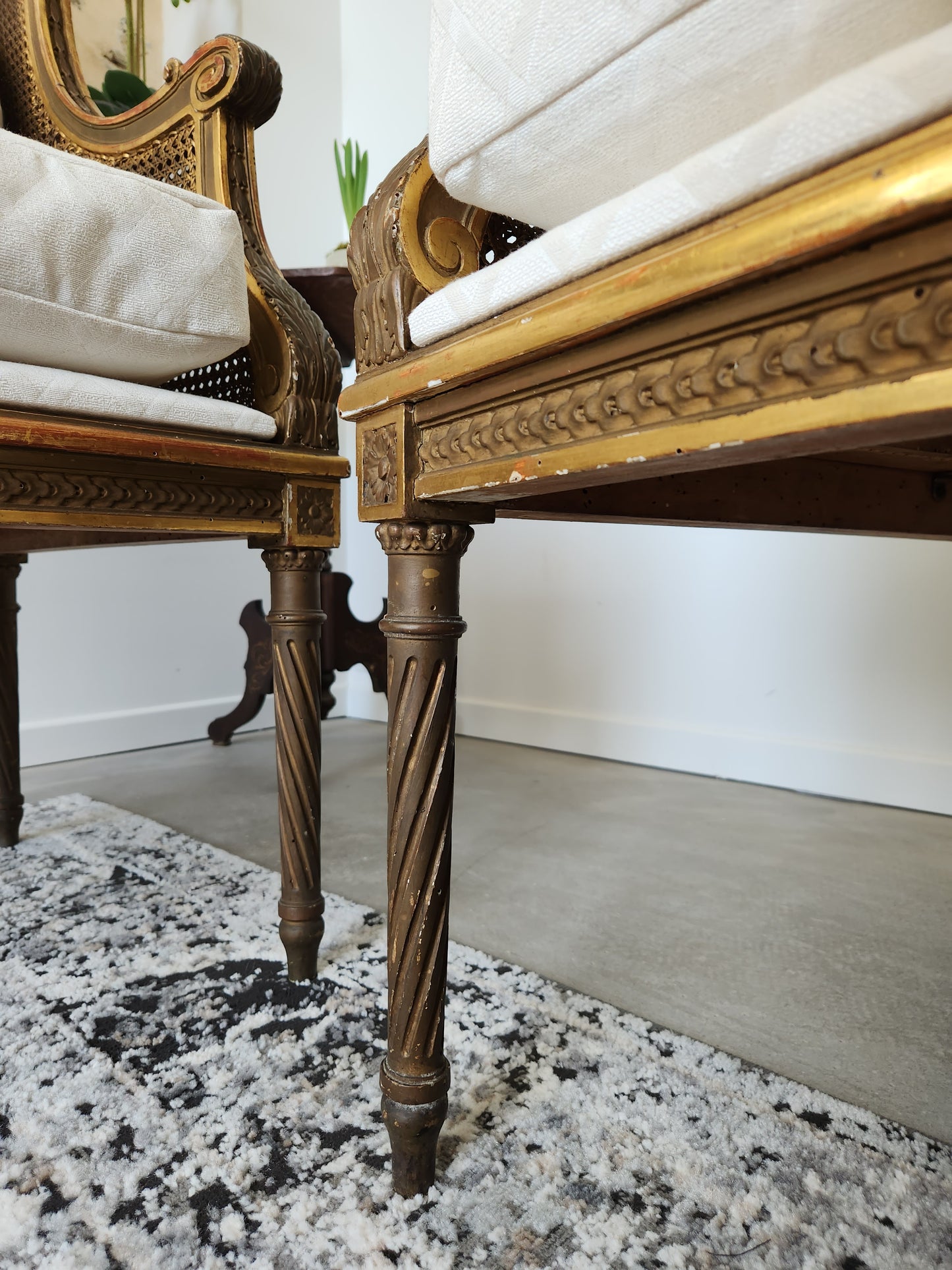 Paire de fauteuils Louis XVI, bois doré, 18ème siècle.