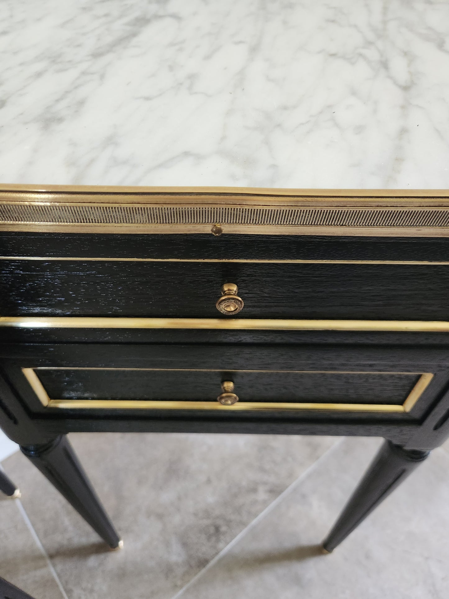 Paire de chevets Louis XVI, marbre de Carrare, bronze doré.