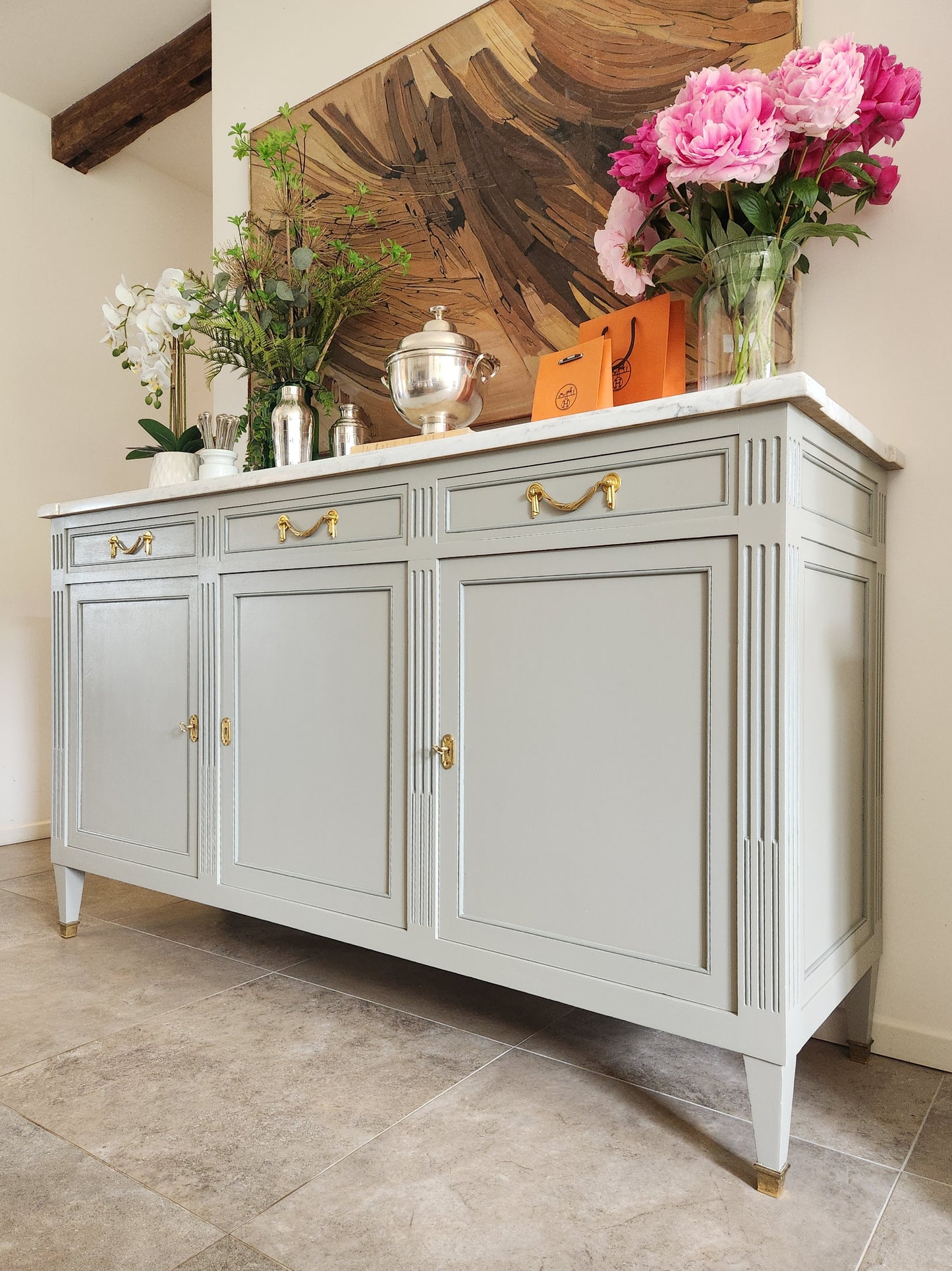 Buffet Louis XVI, marbre de Carrare, détails bronze.