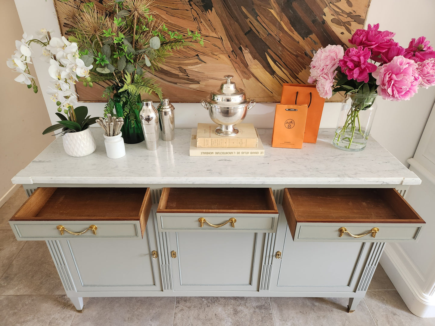 Buffet Louis XVI, marbre de Carrare, détails bronze.