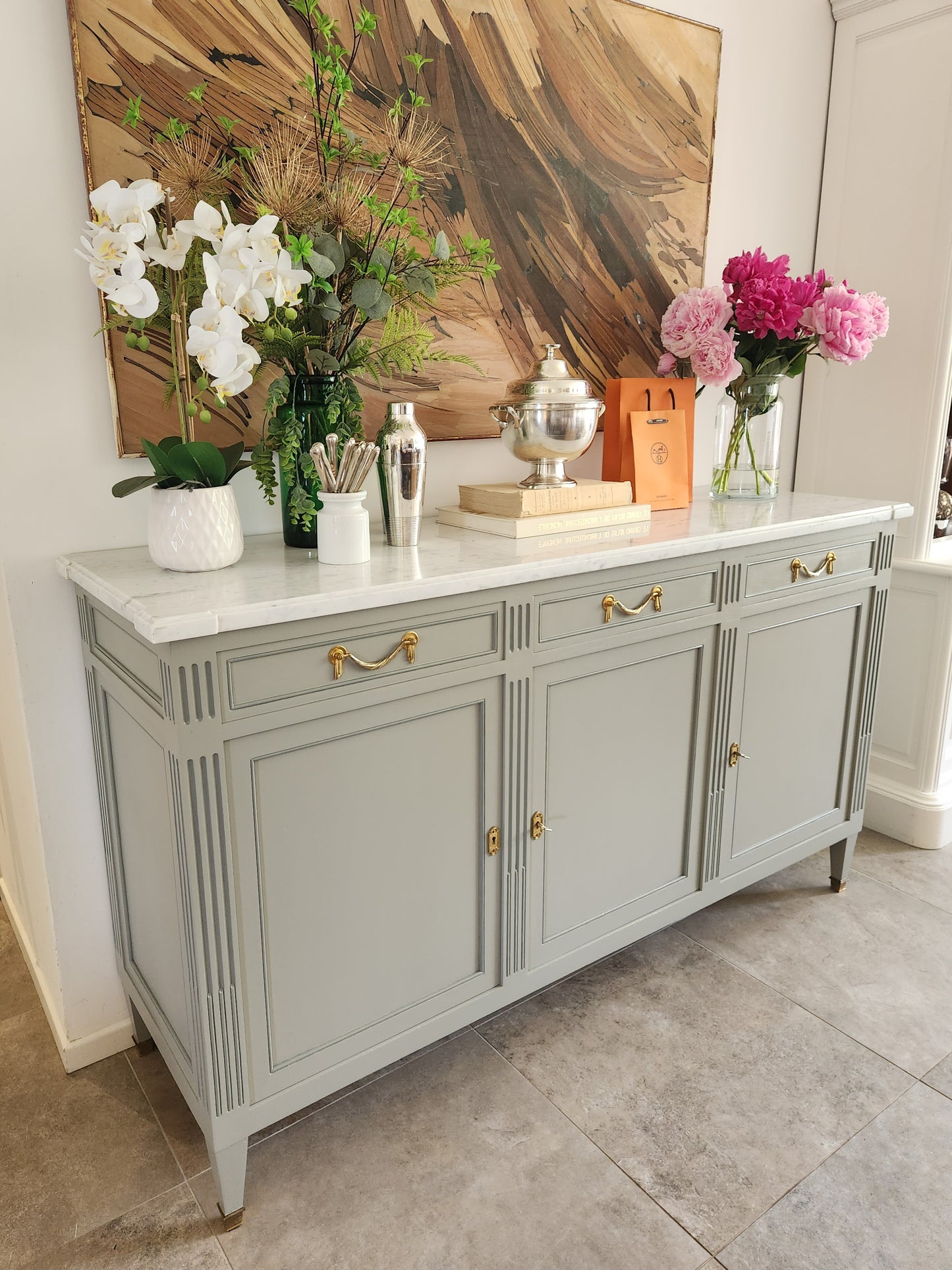 Buffet Louis XVI, marbre de Carrare, détails bronze.