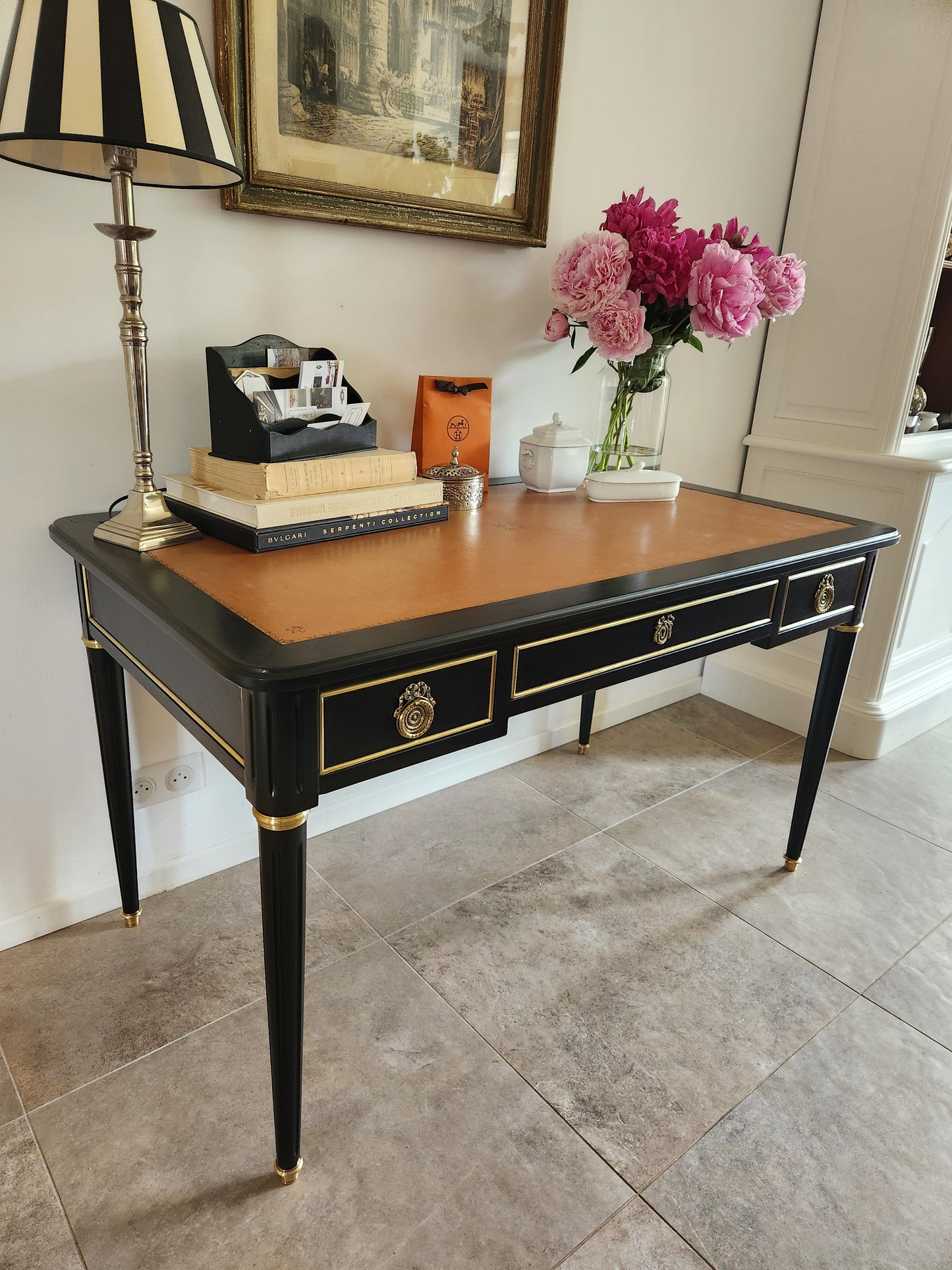 Bureau Louis XVI, cuir, bronze et laiton