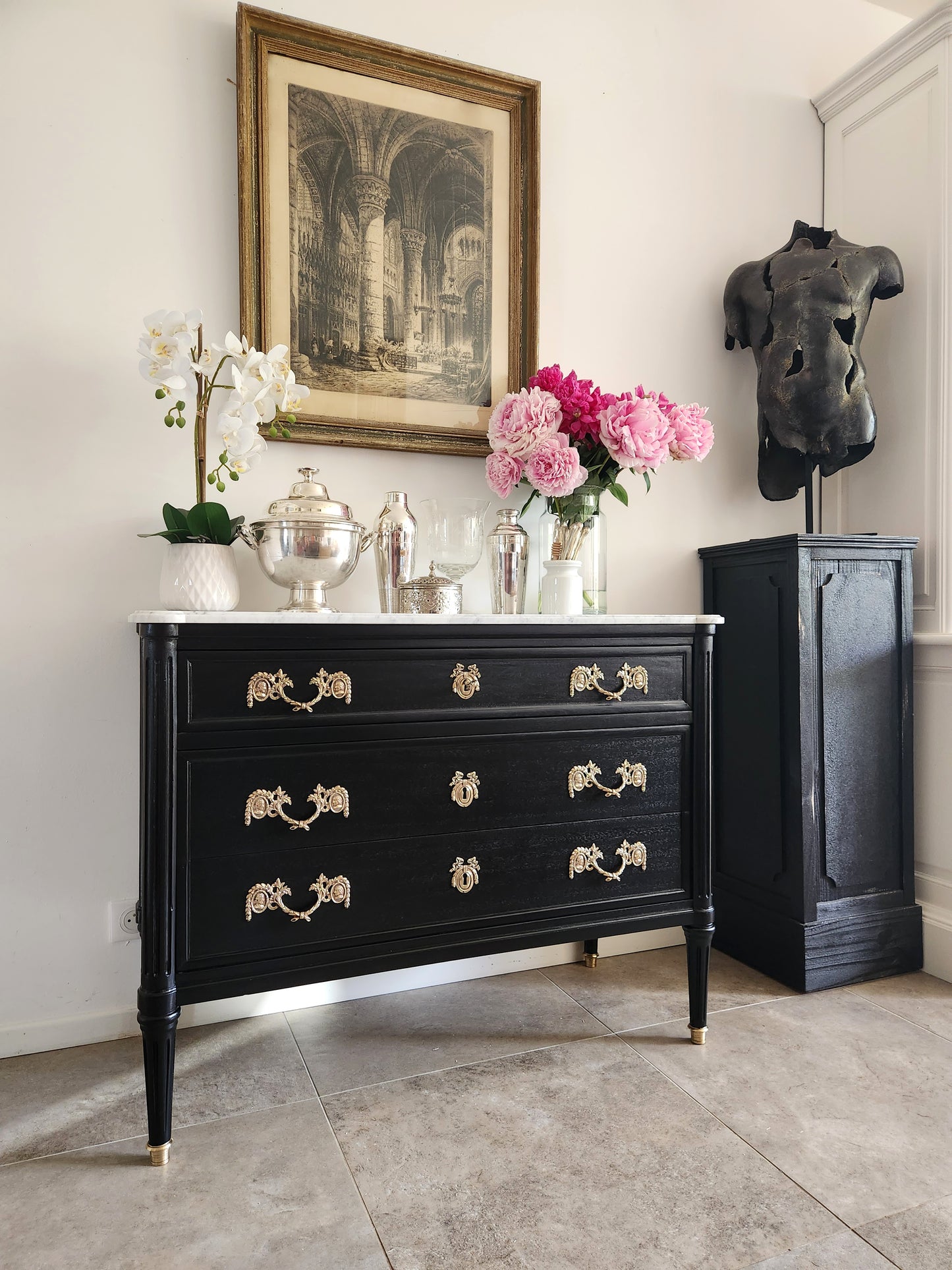 Commode Louis XVI à tiroirs, marbre de Carrare et bronze.