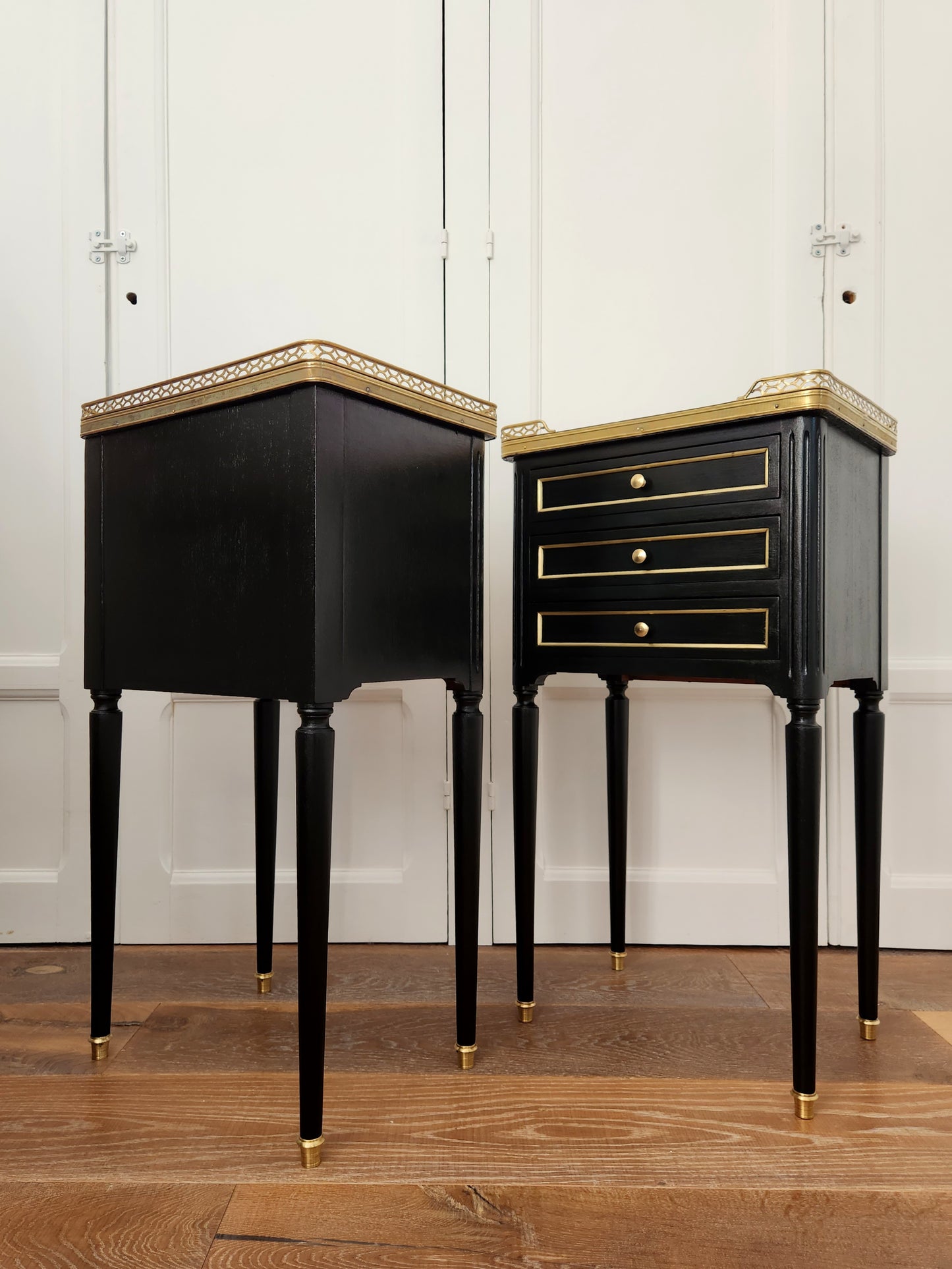 Paire de chevets Louis XVI, marbre de Carrare, Bronze.