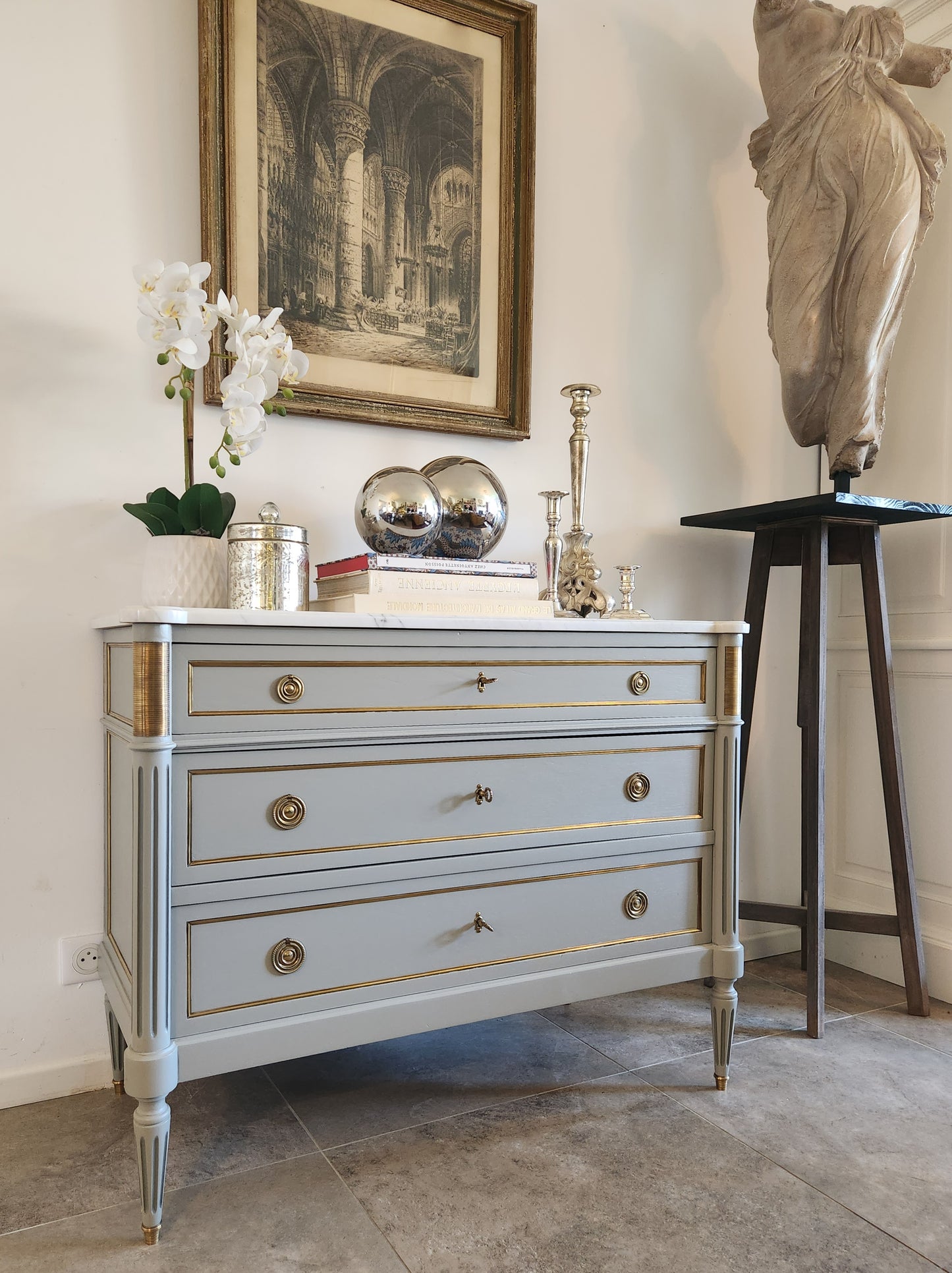 Commode Louis XVI, marbre de Carrare, bronze & laiton