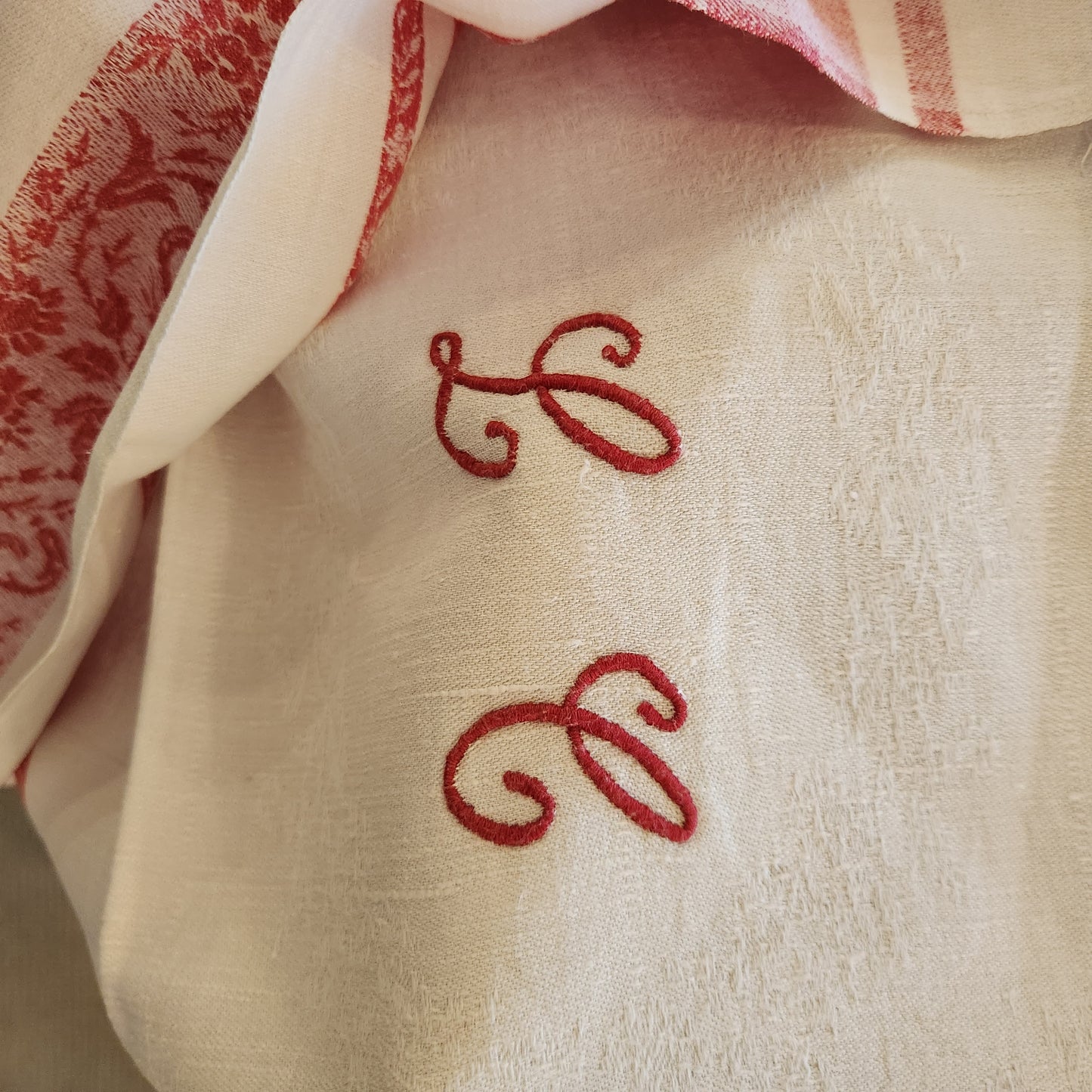 12 Serviettes brodées anciennes