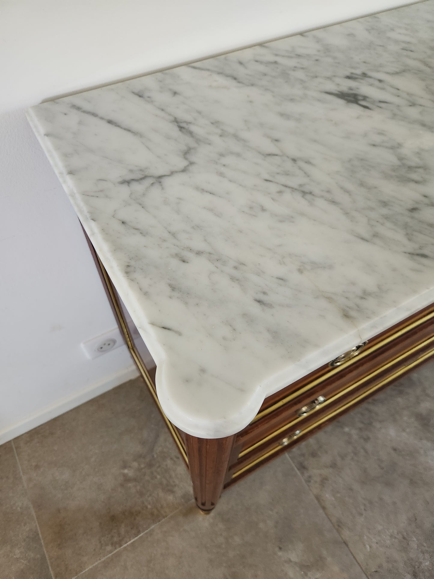 Commode Louis XVI, marbre de Carrare
