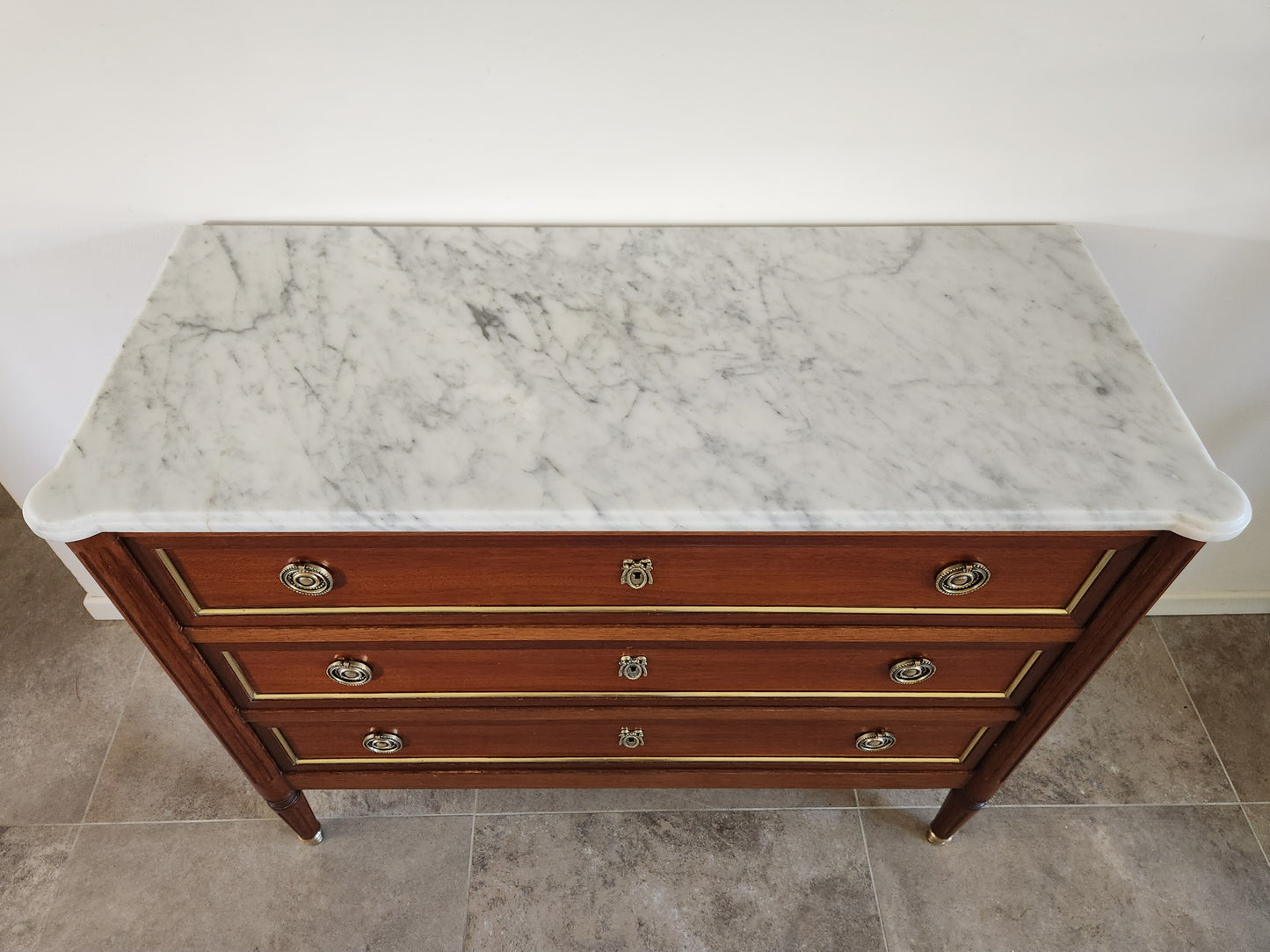 Commode Louis XVI, marbre de Carrare