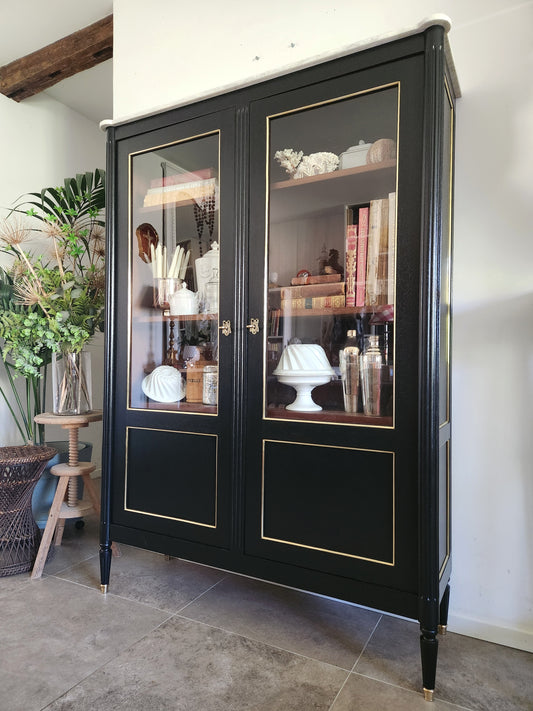 Vitrine Louis XVI, marbre de Carrare, bronze & laiton.