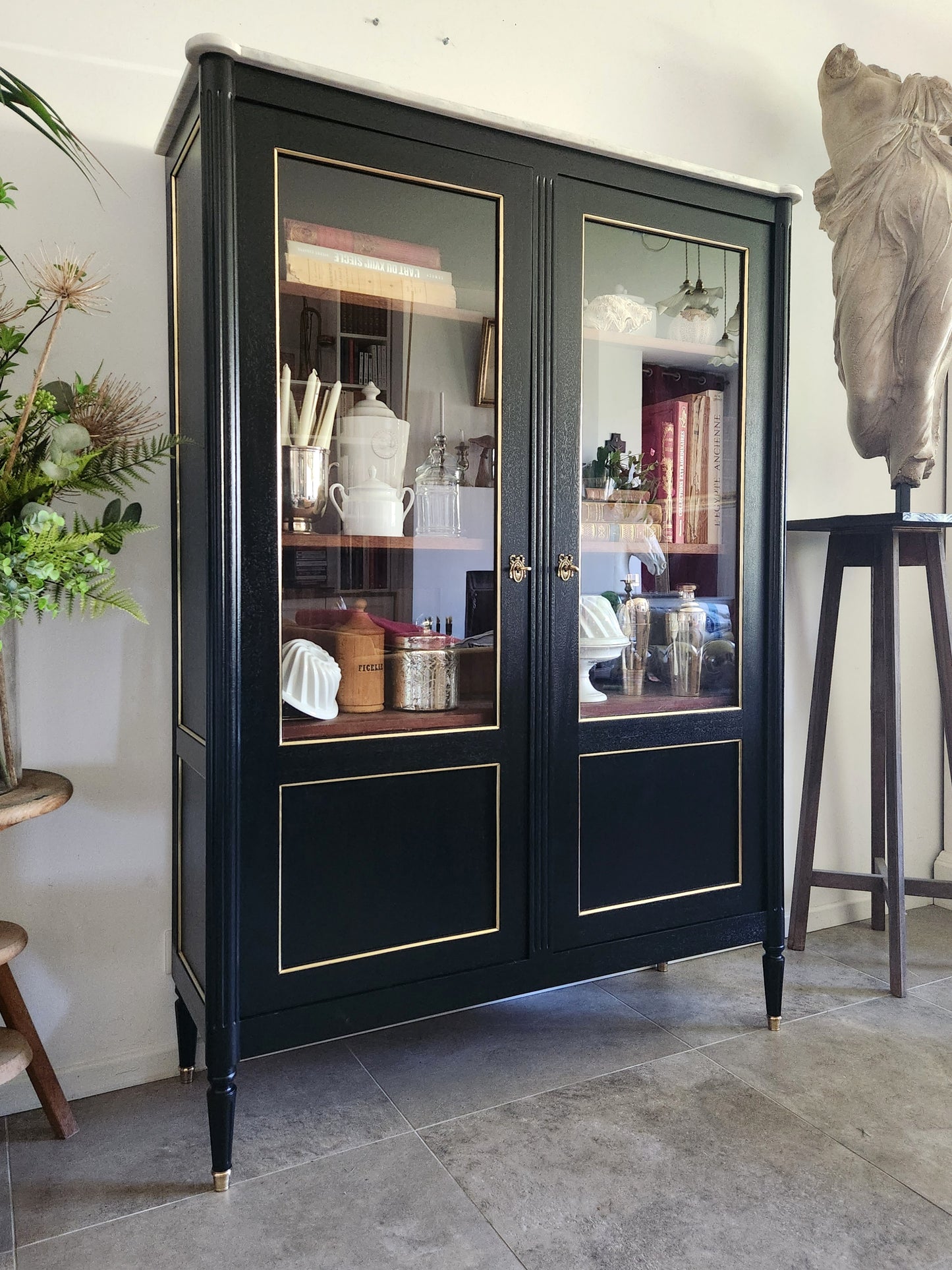 Vitrine Louis XVI, marbre de Carrare, bronze & laiton.