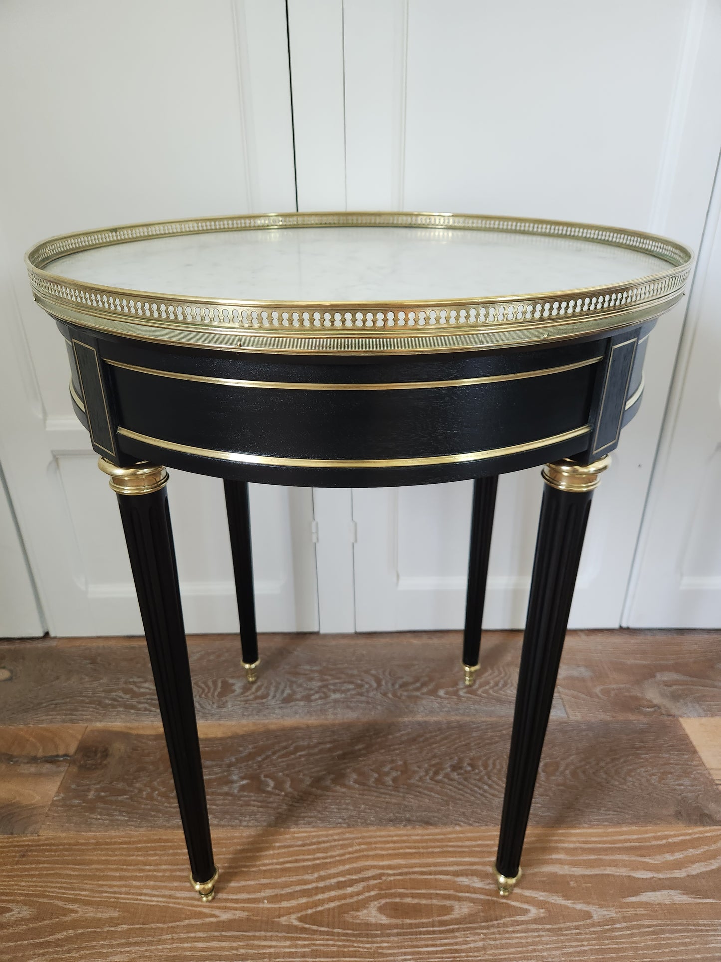 Table bouillotte Louis XVI, marbre de Carrare, bronze