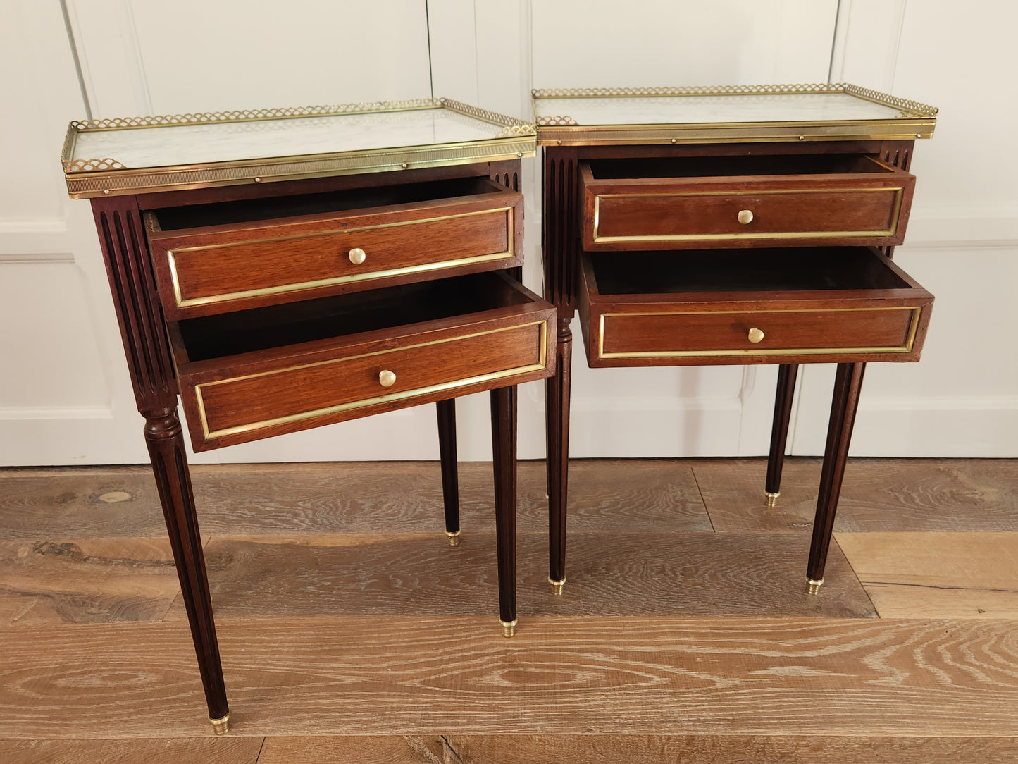 Paire de chevets Louis XVI, marbre de Carrare, bronze & laiton.