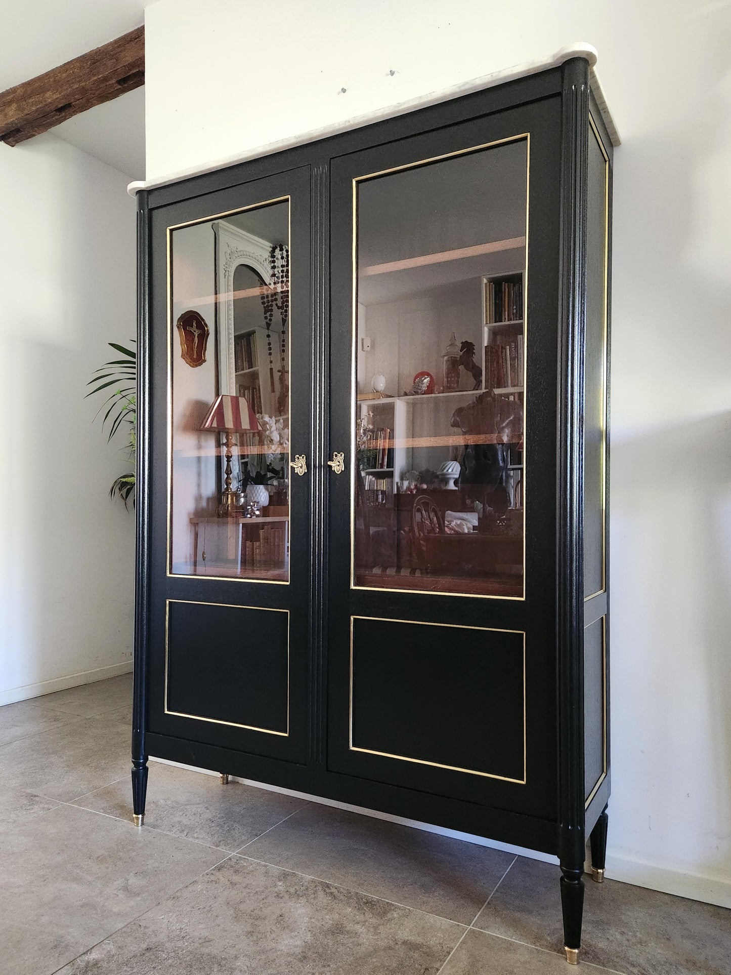 Vitrine Louis XVI, marbre de Carrare, bronze & laiton.