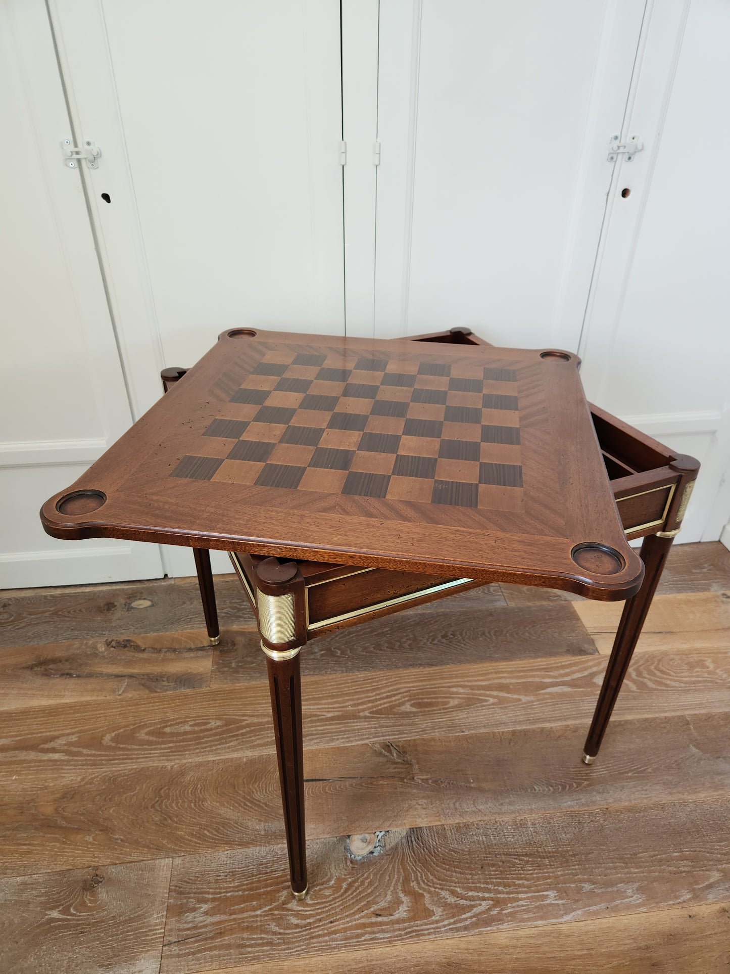 Table à jeux Louis XVI, échec, backgammon, cartes.