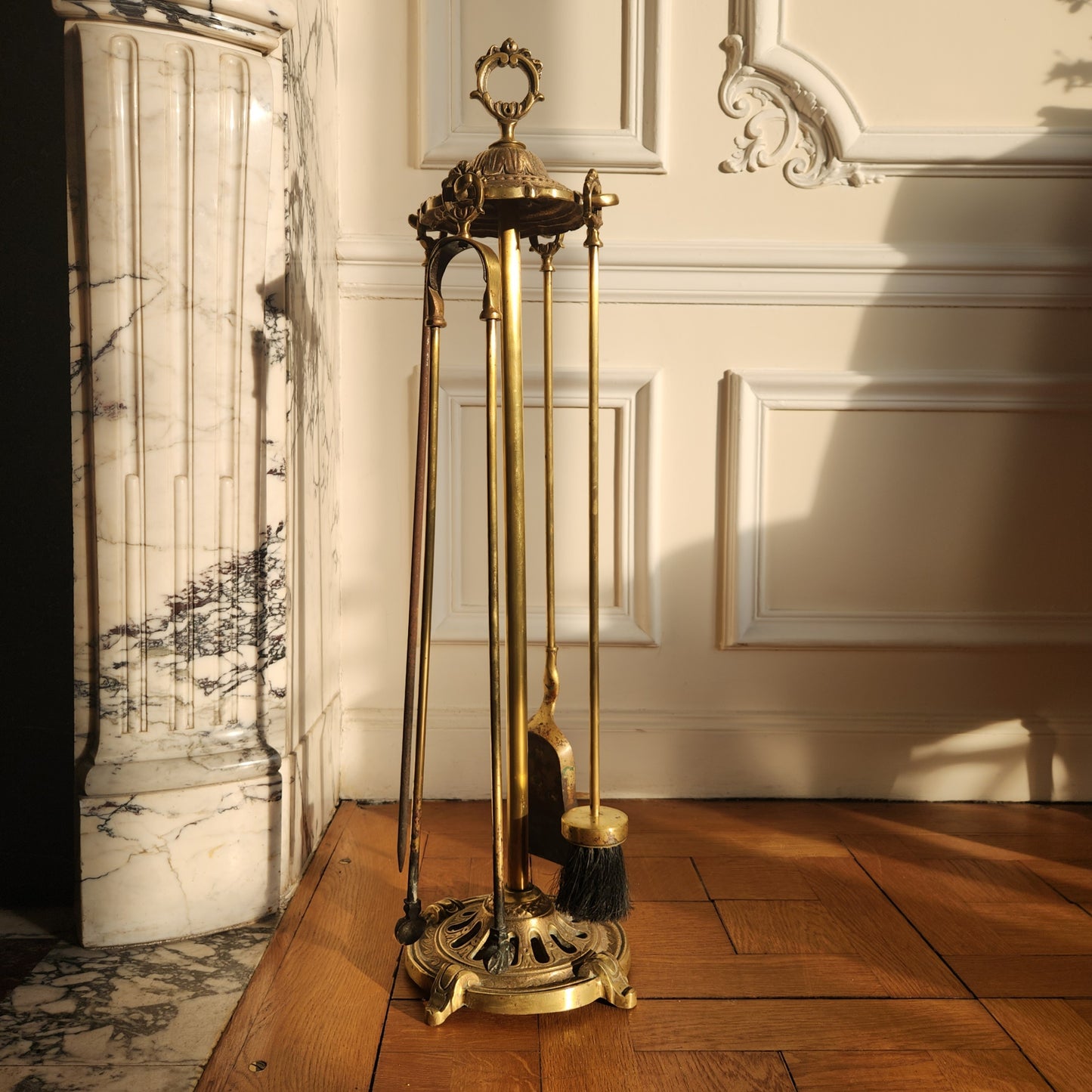 Serviteur de cheminée en bronze, Louis XVI