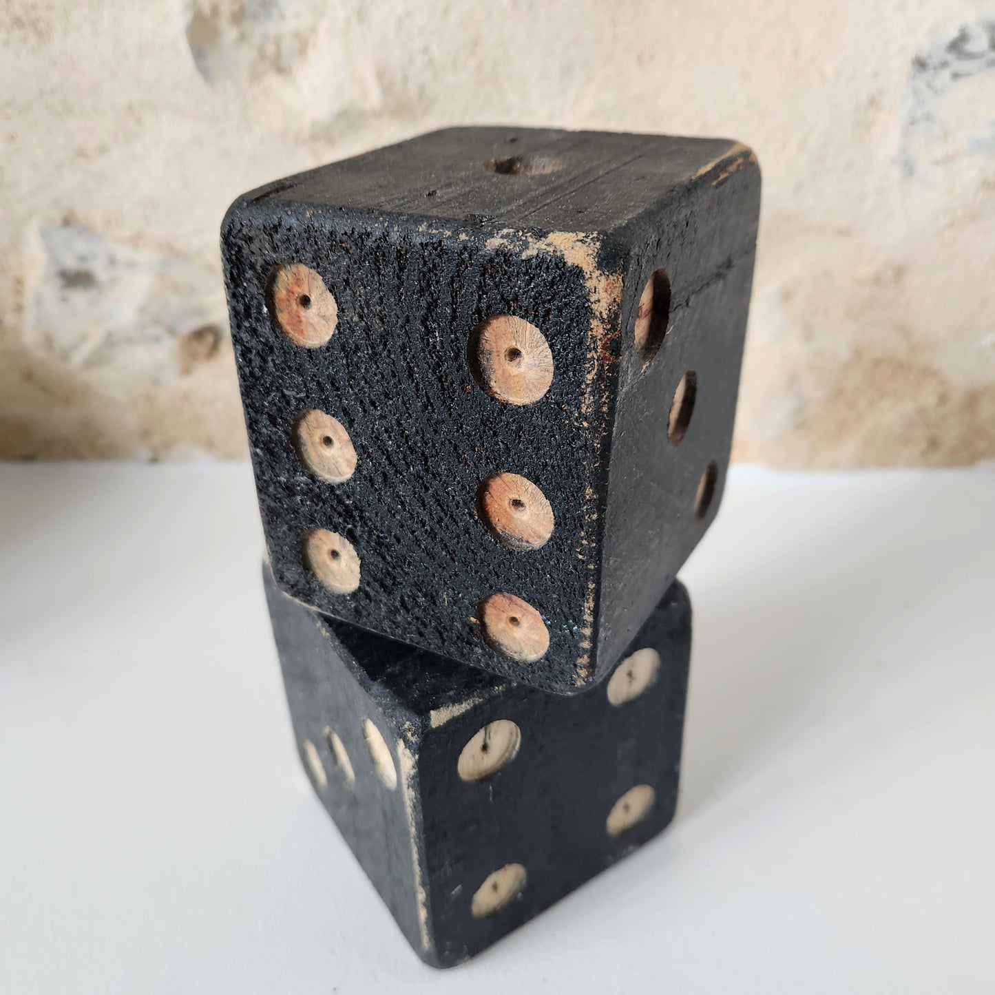 Dé géant en bois noir