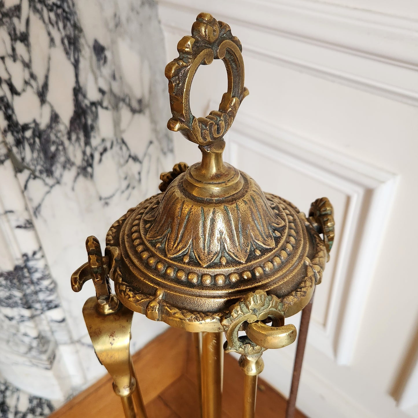 Serviteur de cheminée en bronze, Louis XVI