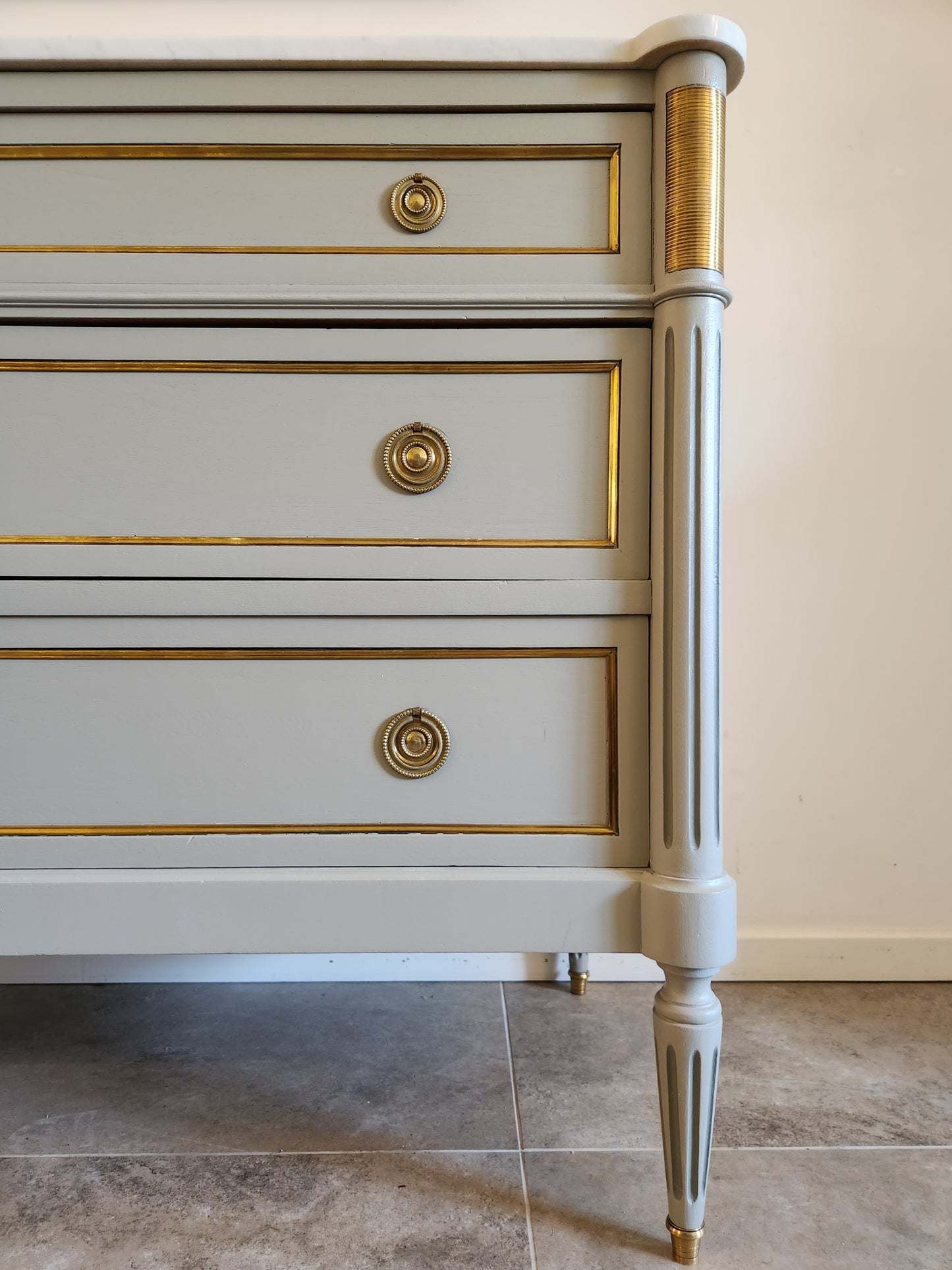 Commode Louis XVI, marbre de Carrare, bronze & laiton