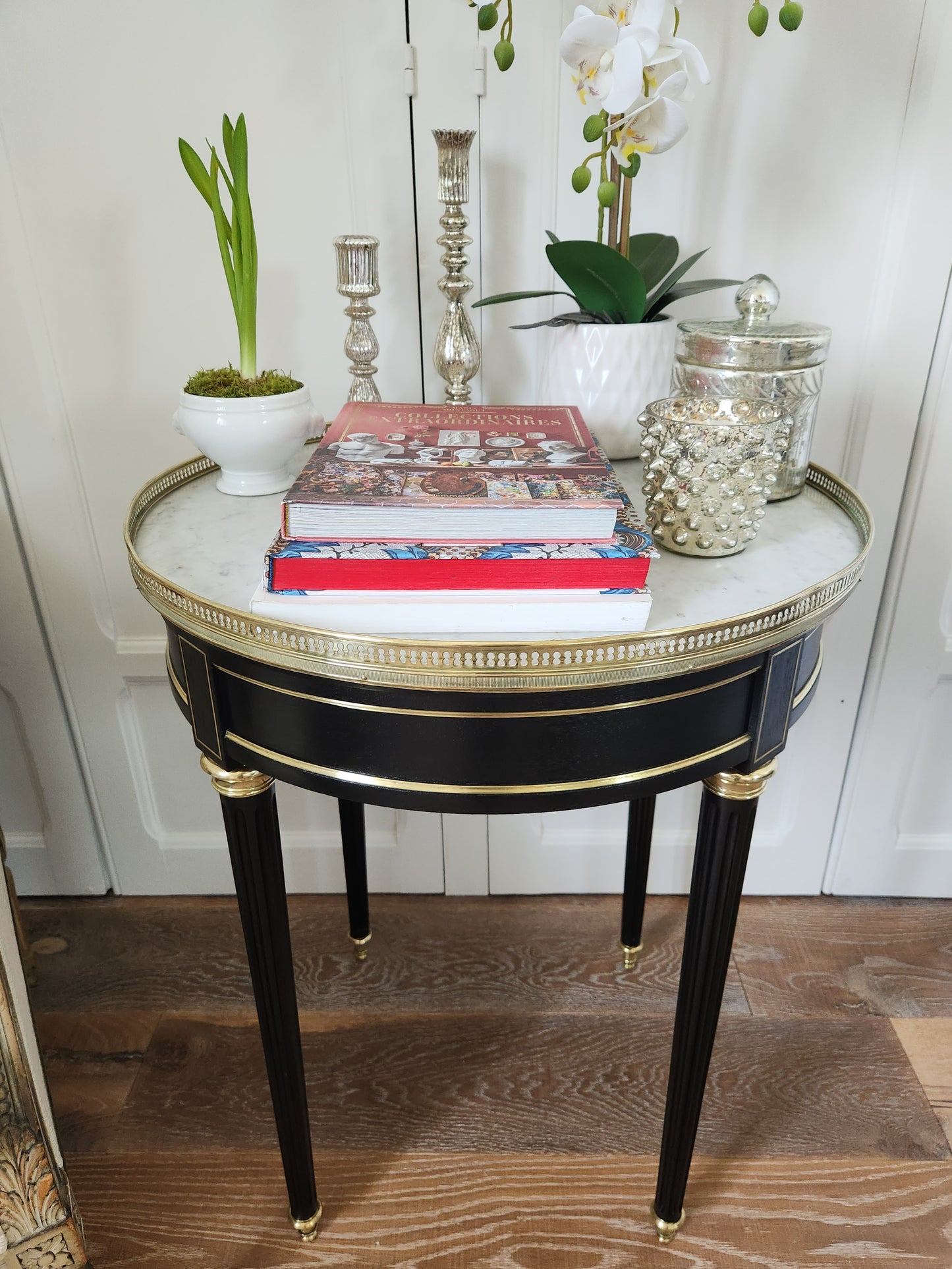 Table bouillotte Louis XVI, marbre de Carrare, bronze