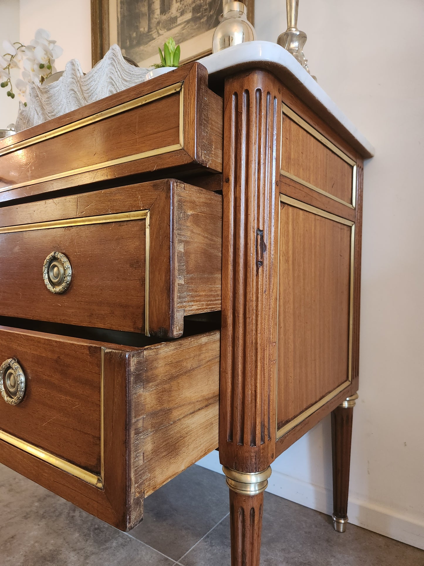 Commode Louis XVI, marbre de Carrare