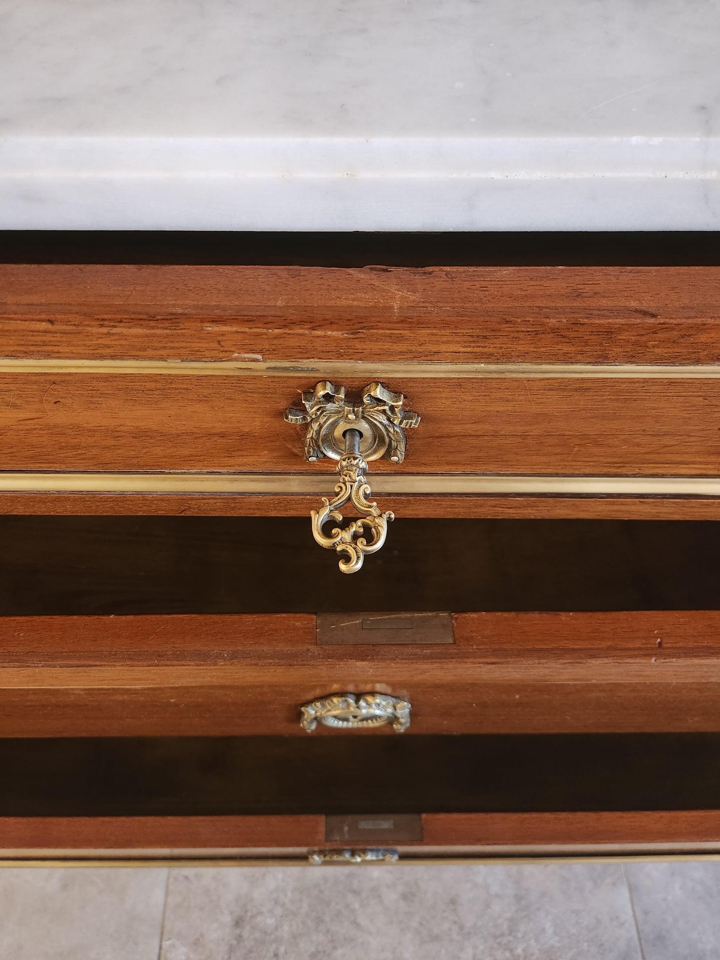 Commode Louis XVI, marbre de Carrare