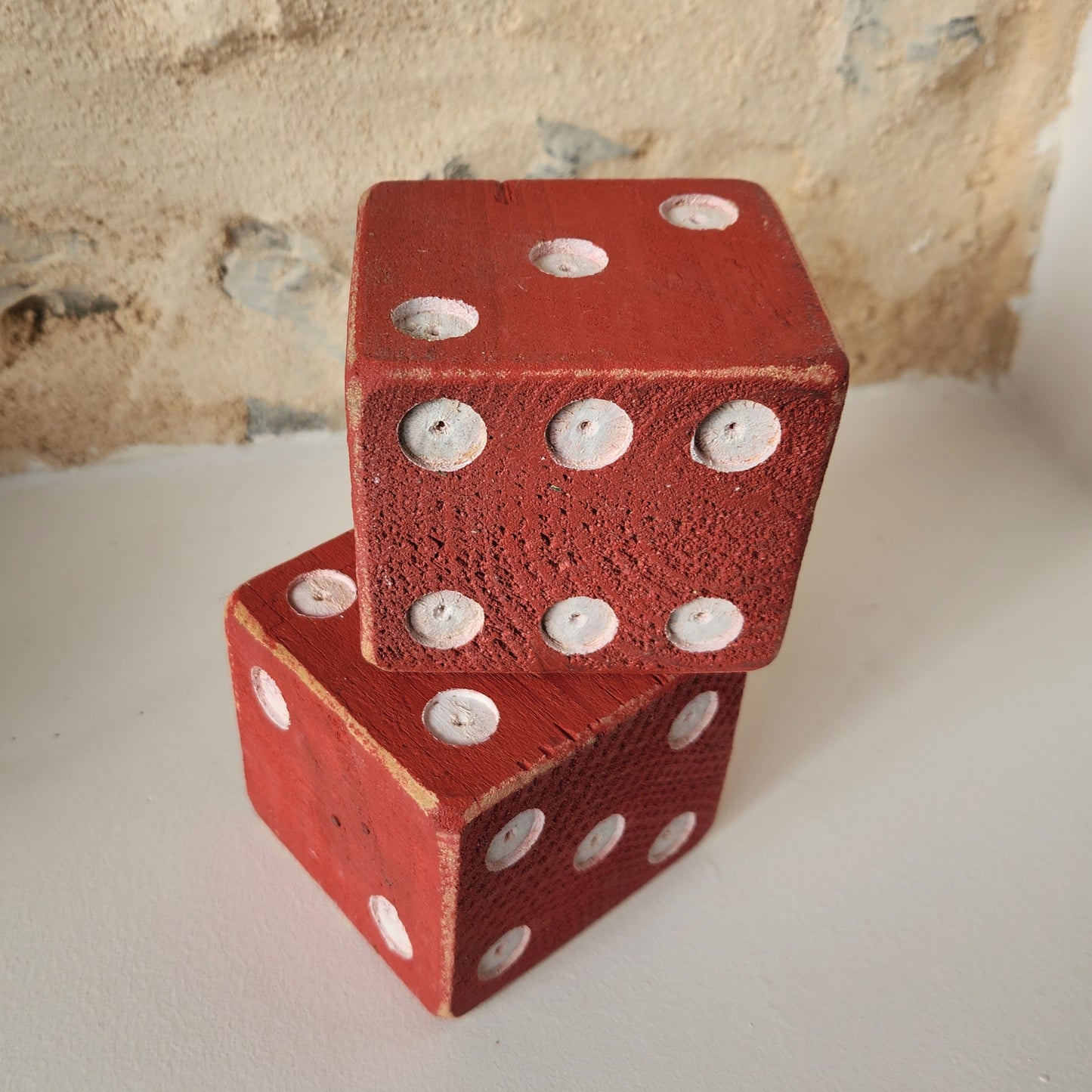 Dé géant en bois rouge