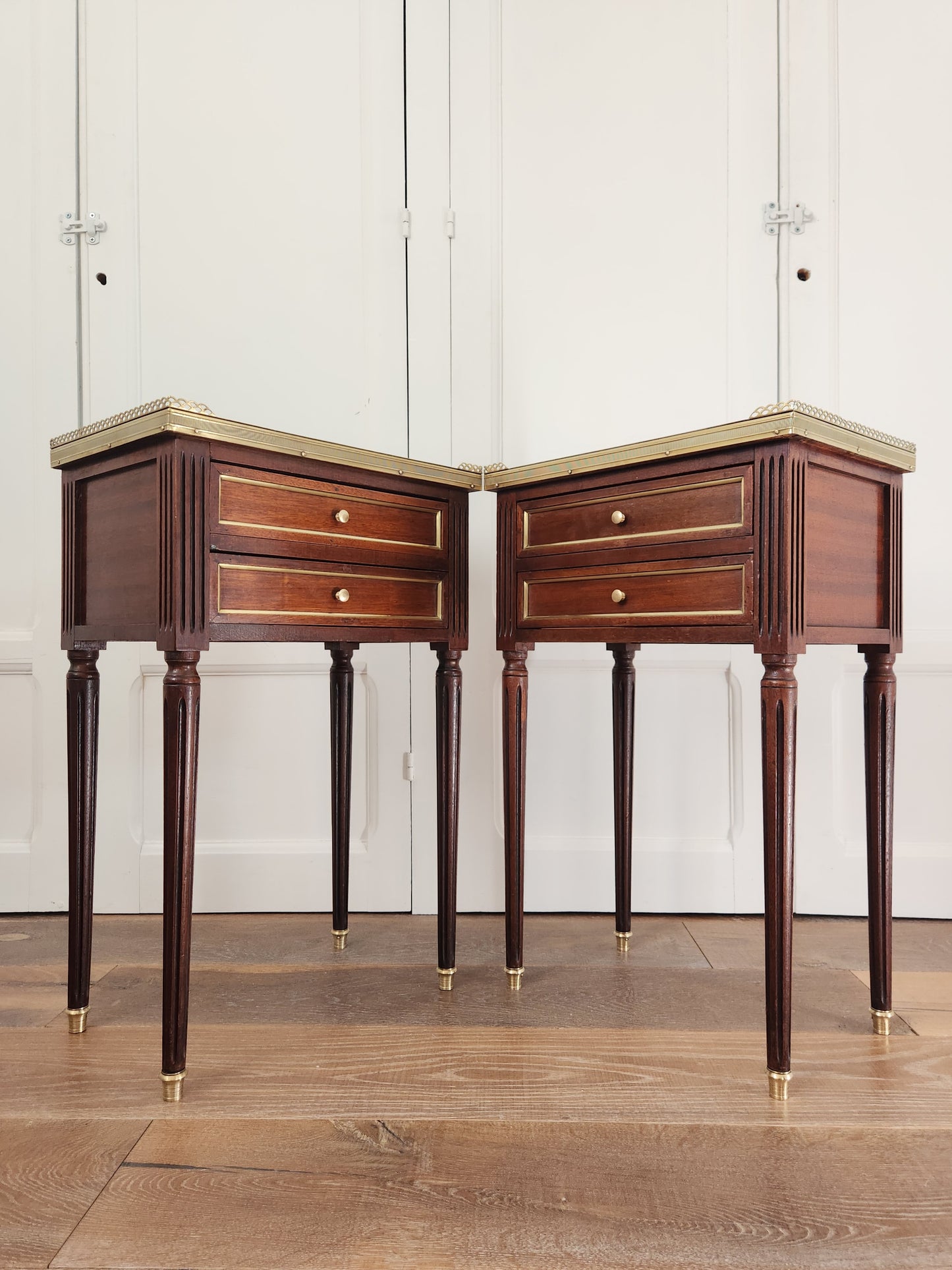 Paire de chevets Louis XVI, marbre de Carrare, bronze & laiton.