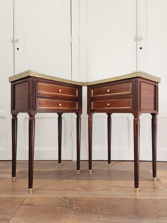 Paire de chevets Louis XVI, marbre de Carrare, bronze & laiton.