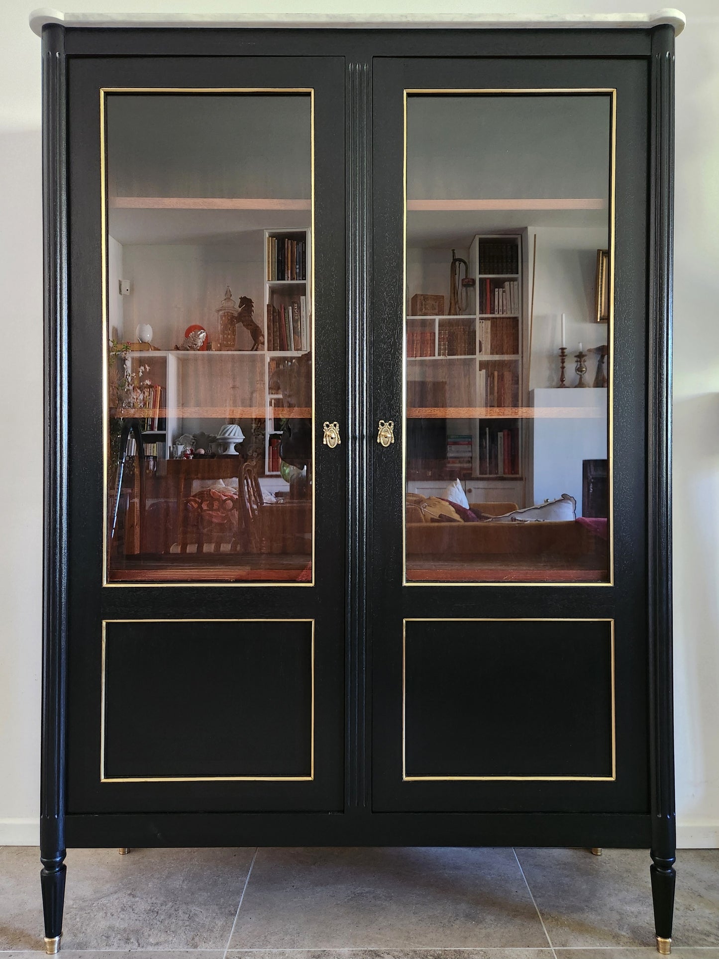 Vitrine Louis XVI, marbre de Carrare, bronze & laiton.